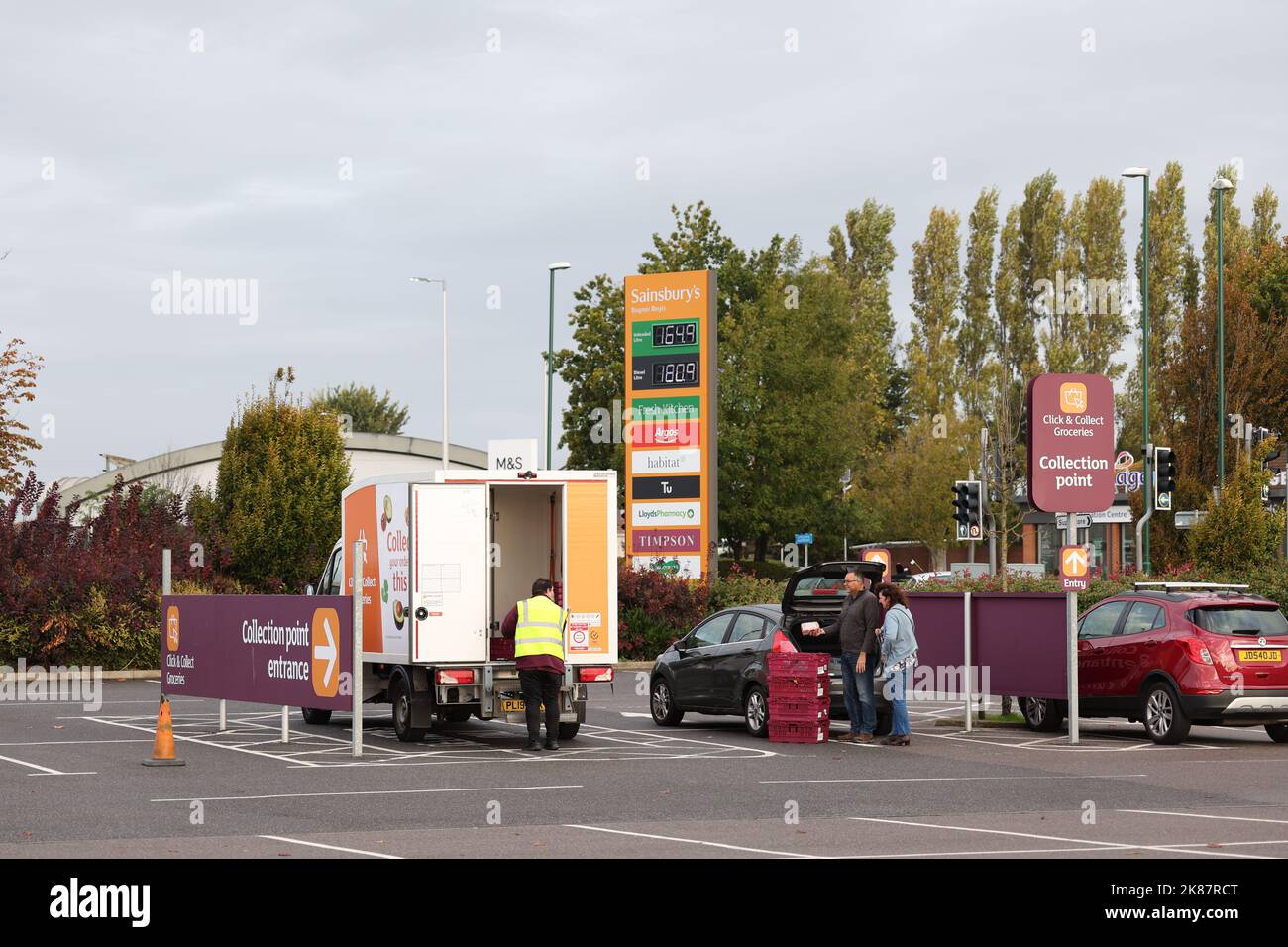 Clientes que utilizan un punto de recogida Sainsbury's Click & Collect en un aparcamiento en Bognor Regis, West Sussex Foto de stock