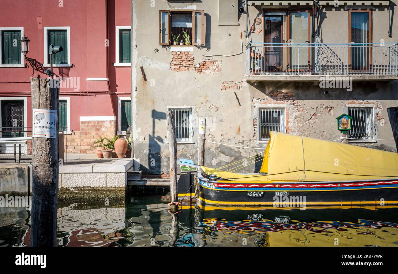 Antiguo barco de madera en el Canal, ciudad de Chioggia, laguna veneciana, región del Véneto, norte de italia Foto de stock