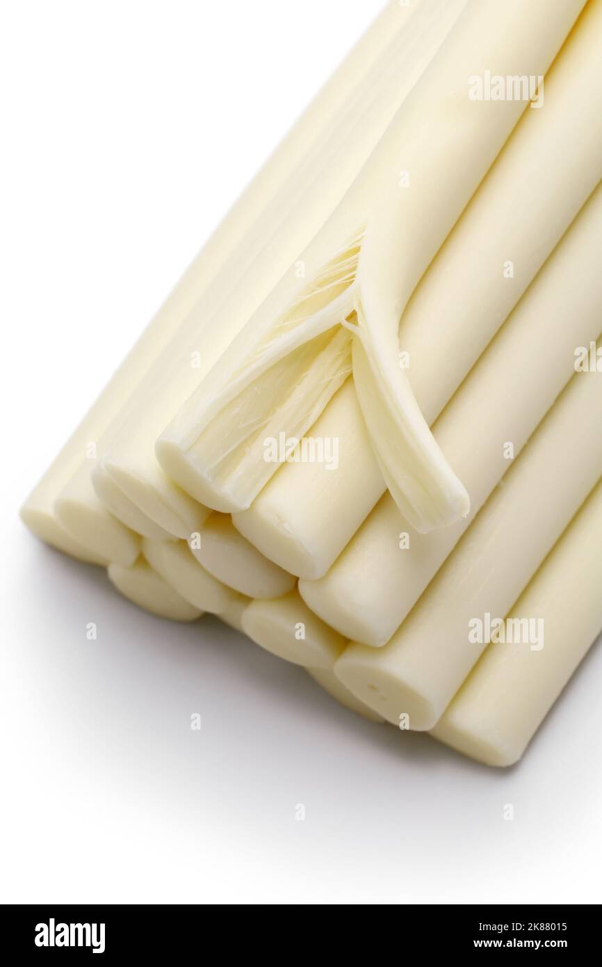 hilo de queso para palitos de mozzarella fritos aislados sobre fondo blanco Foto de stock