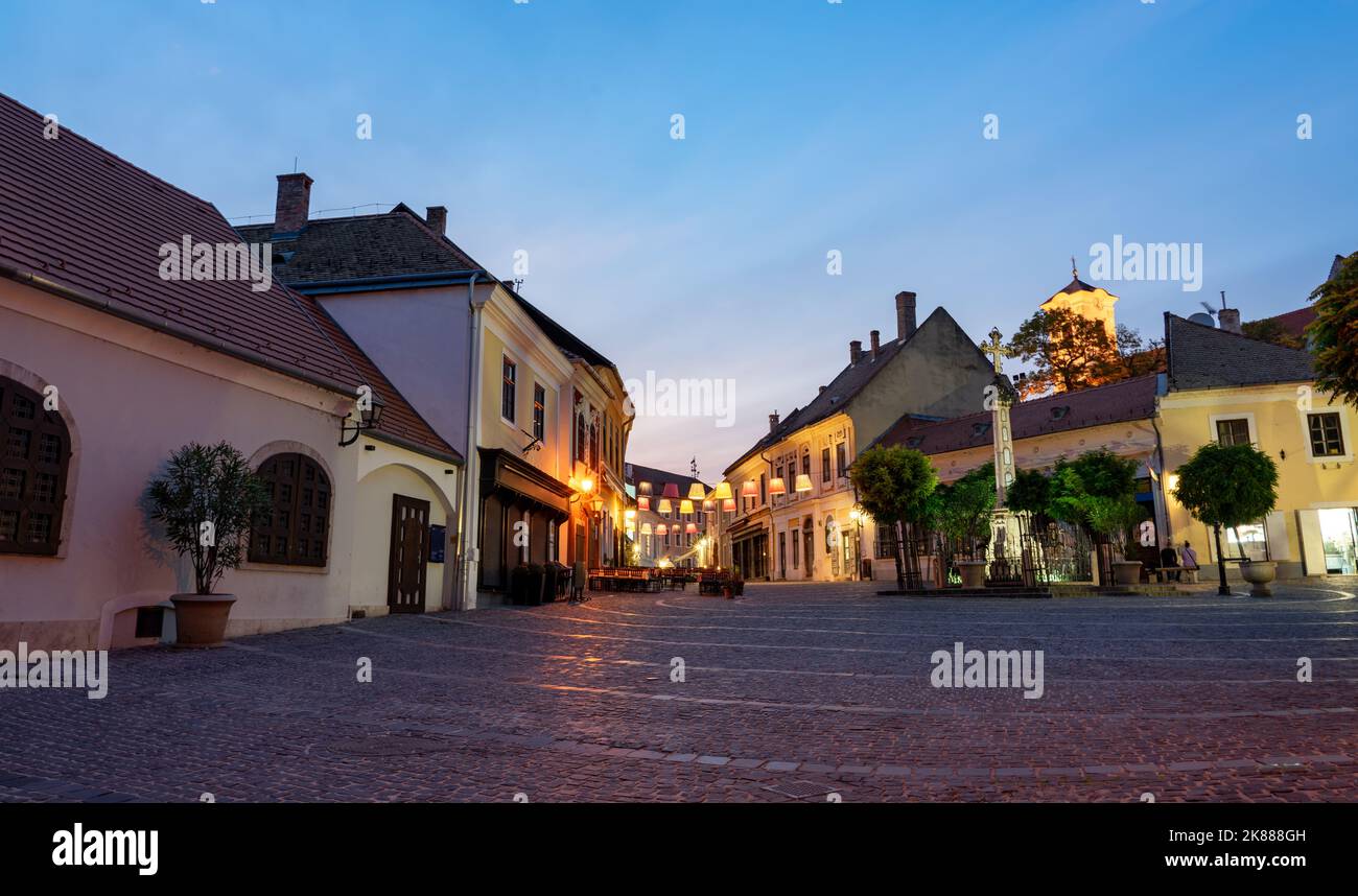 Plaza principal con hermosas luces de la ciudad en Szentendre Hungría junto a Budapest con coloridas decoraciones de luz de estandarte Foto de stock