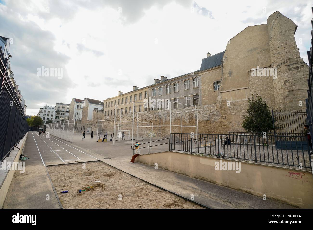 Restos de las antiguas murallas de la ciudad, Felipe Augusto, la muralla más antigua de París Foto de stock