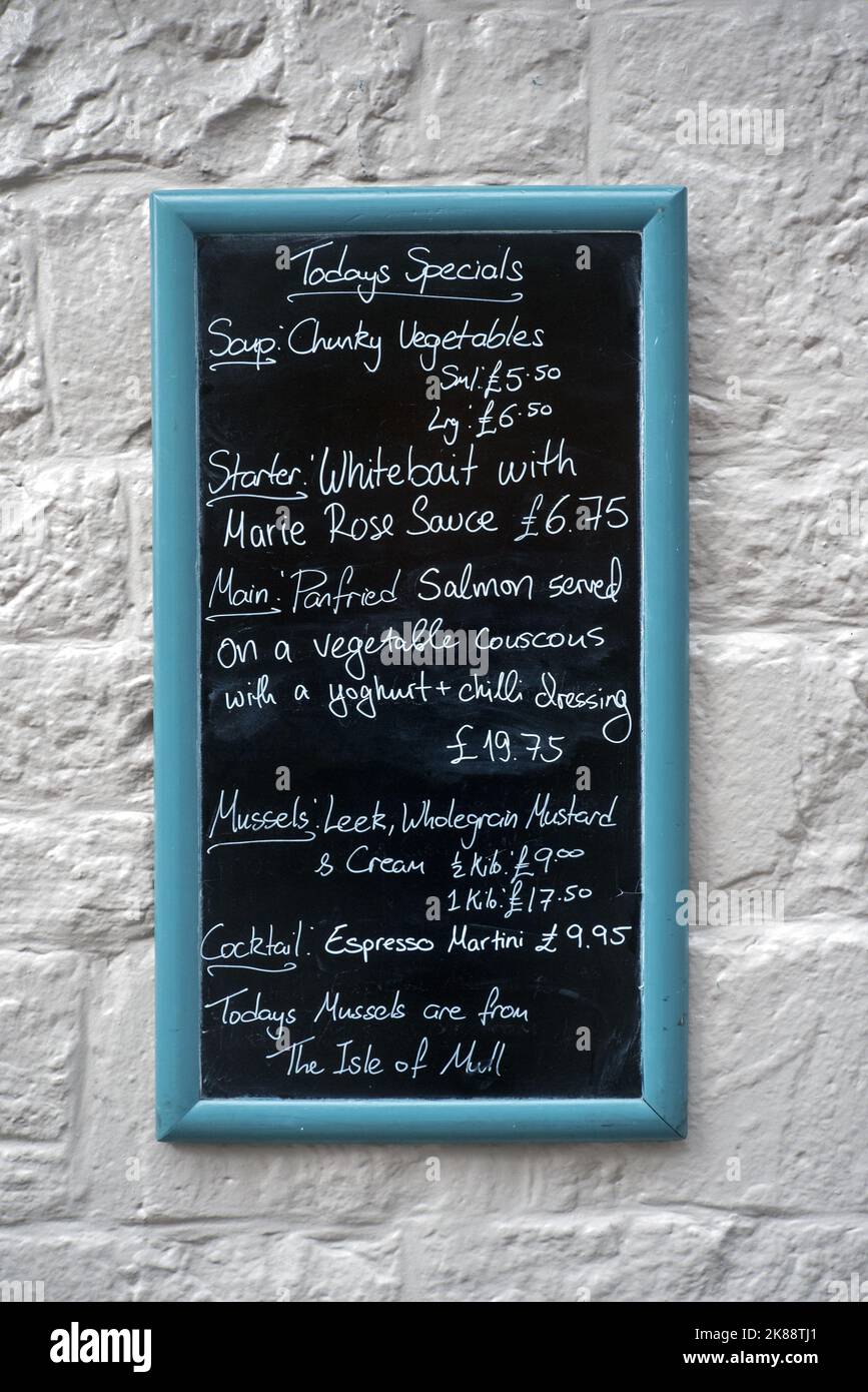 El menú especial de hoy está en la pared del restaurante Mussel Inn Seafood en Rose Street, Edimburgo, Escocia, Reino Unido. Foto de stock