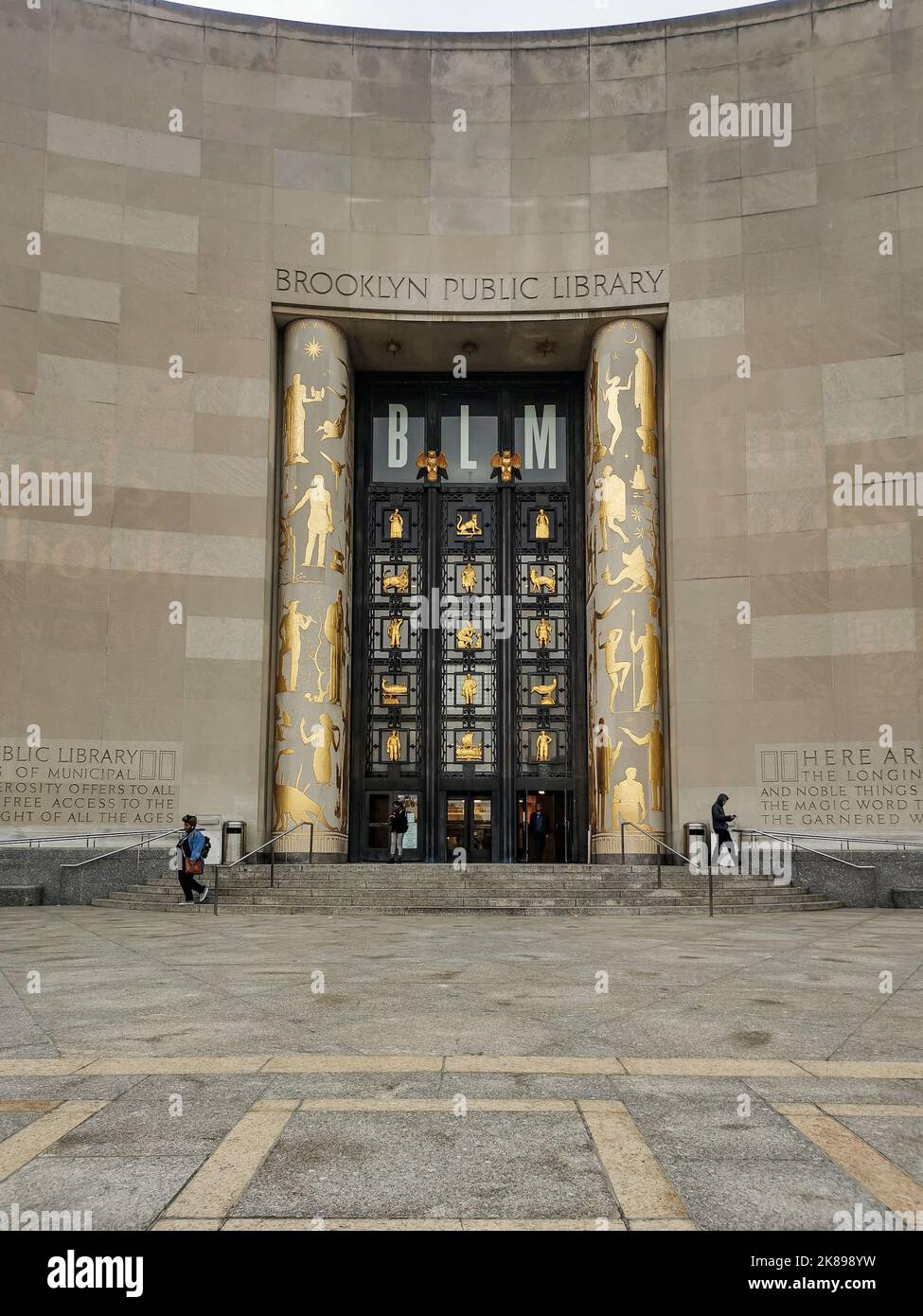 Fachada monumental de la Biblioteca Central de Brooklyn ubicada en