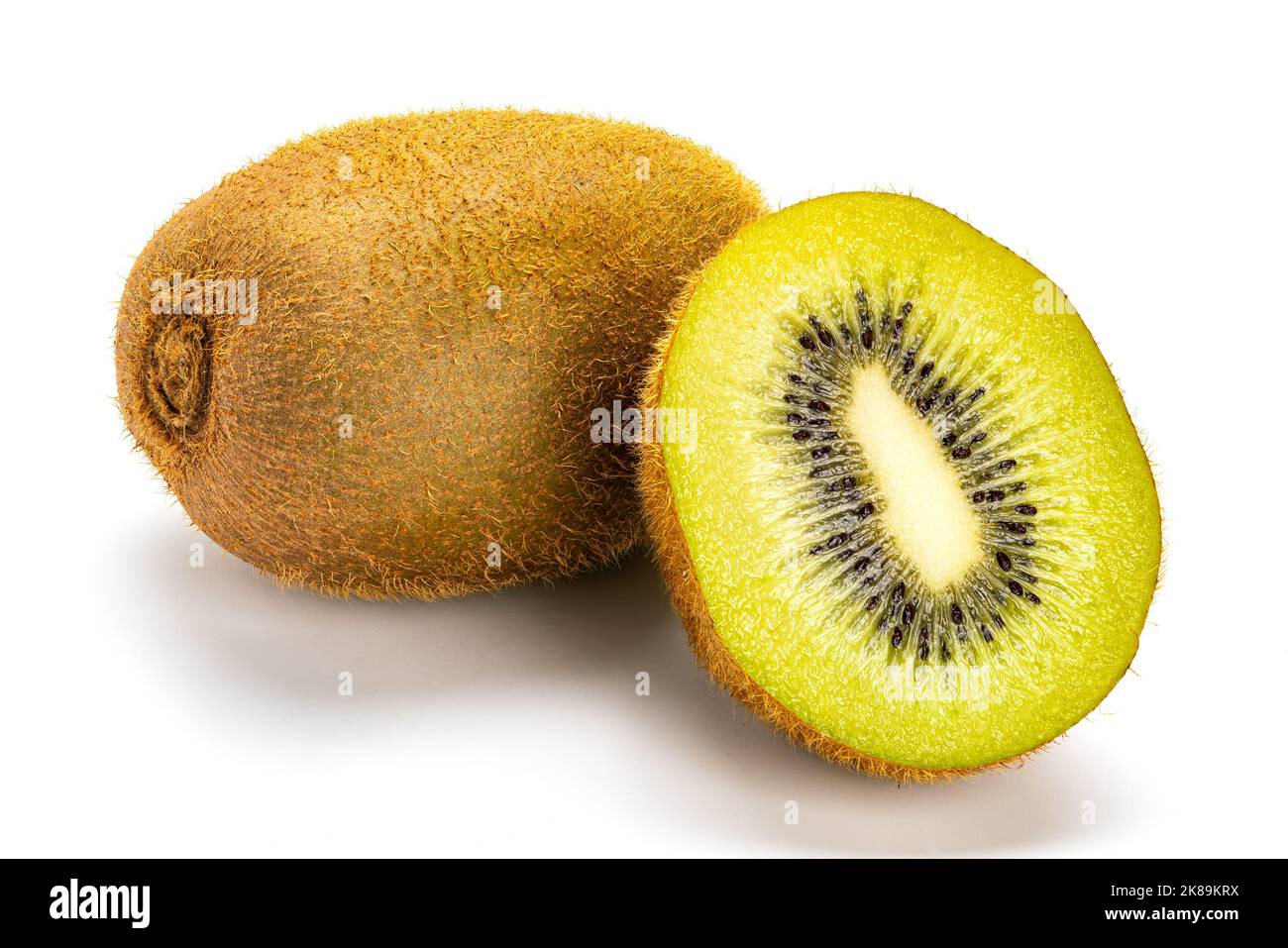 Kiwi, kiwi, fruta fresca madura y peluda, o bien, buey chino entero y medio aislado sobre fondo blanco. Foto de stock