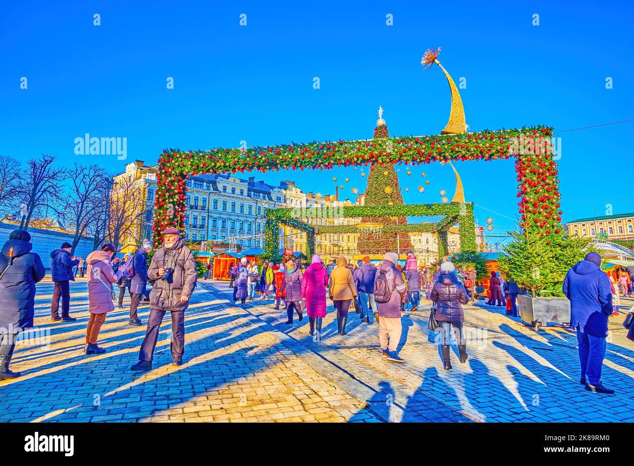 KIEV, UCRANIA - 2 DE ENERO de 2022: Centro de la ciudad de Kiev durante la celebración de Navidad, el 2 de enero en Kiev, Ucrania Foto de stock