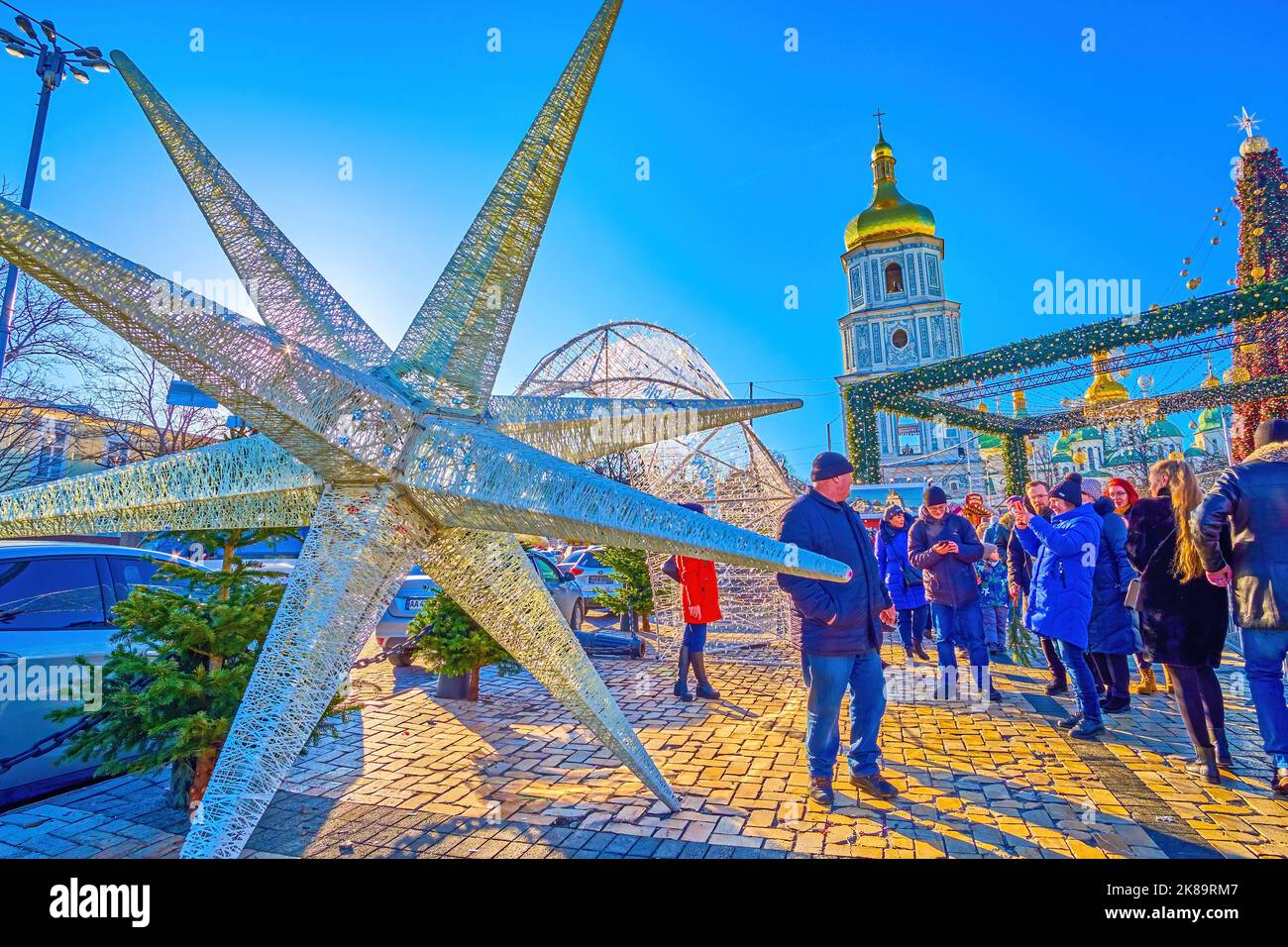 KIEV, UCRANIA - 2 DE ENERO de 2022: La feria de Navidad de la ciudad principal en la plaza de Sophia en el centro de la ciudad vieja, el 2 de enero en Kiev, Ucrania Foto de stock