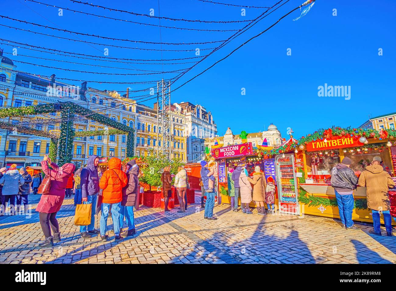 KIEV, UCRANIA - 2 DE ENERO de 2022: La línea de los puestos de la Feria de Navidad delante del campanario de la Catedral de Santa Sofía, Plaza de Sofía, en enero Foto de stock