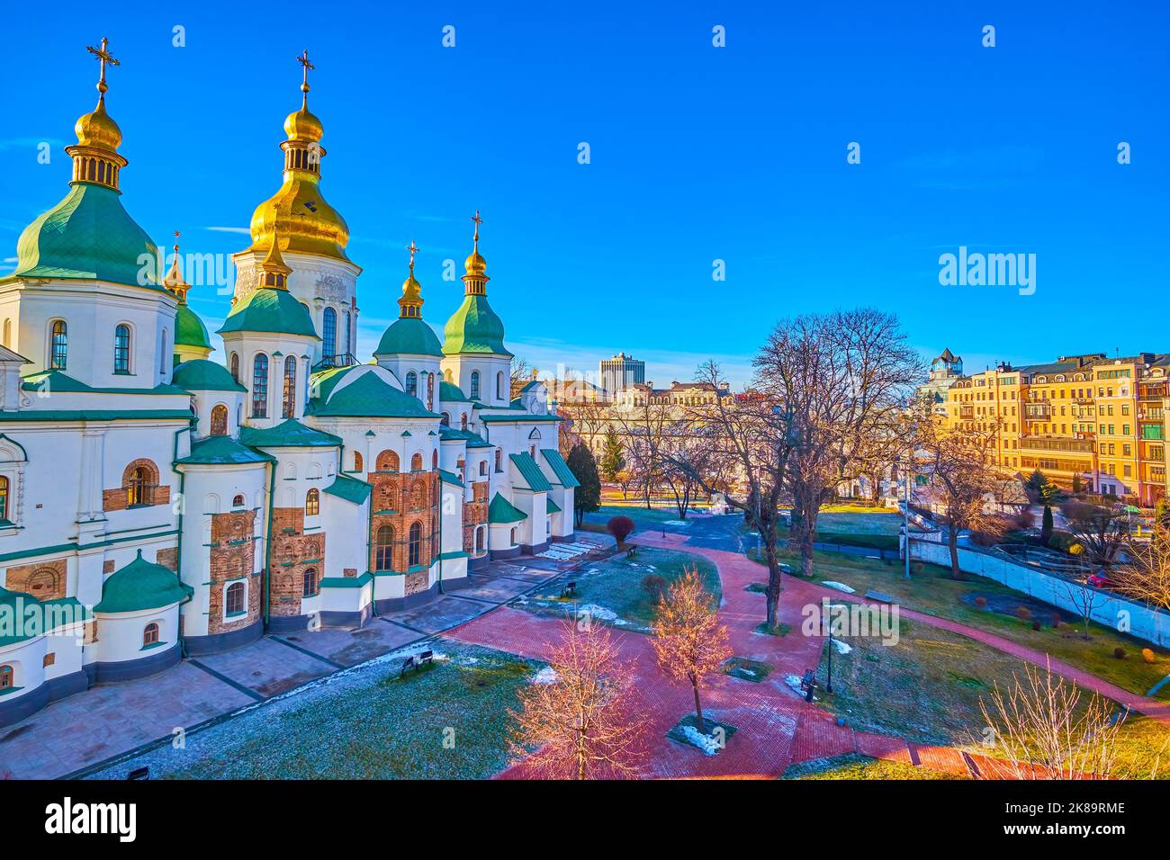 El courtayrd nevado del santuario nacional de Santa Sofía con la catedral medieval, Kiev, Ucrania Foto de stock
