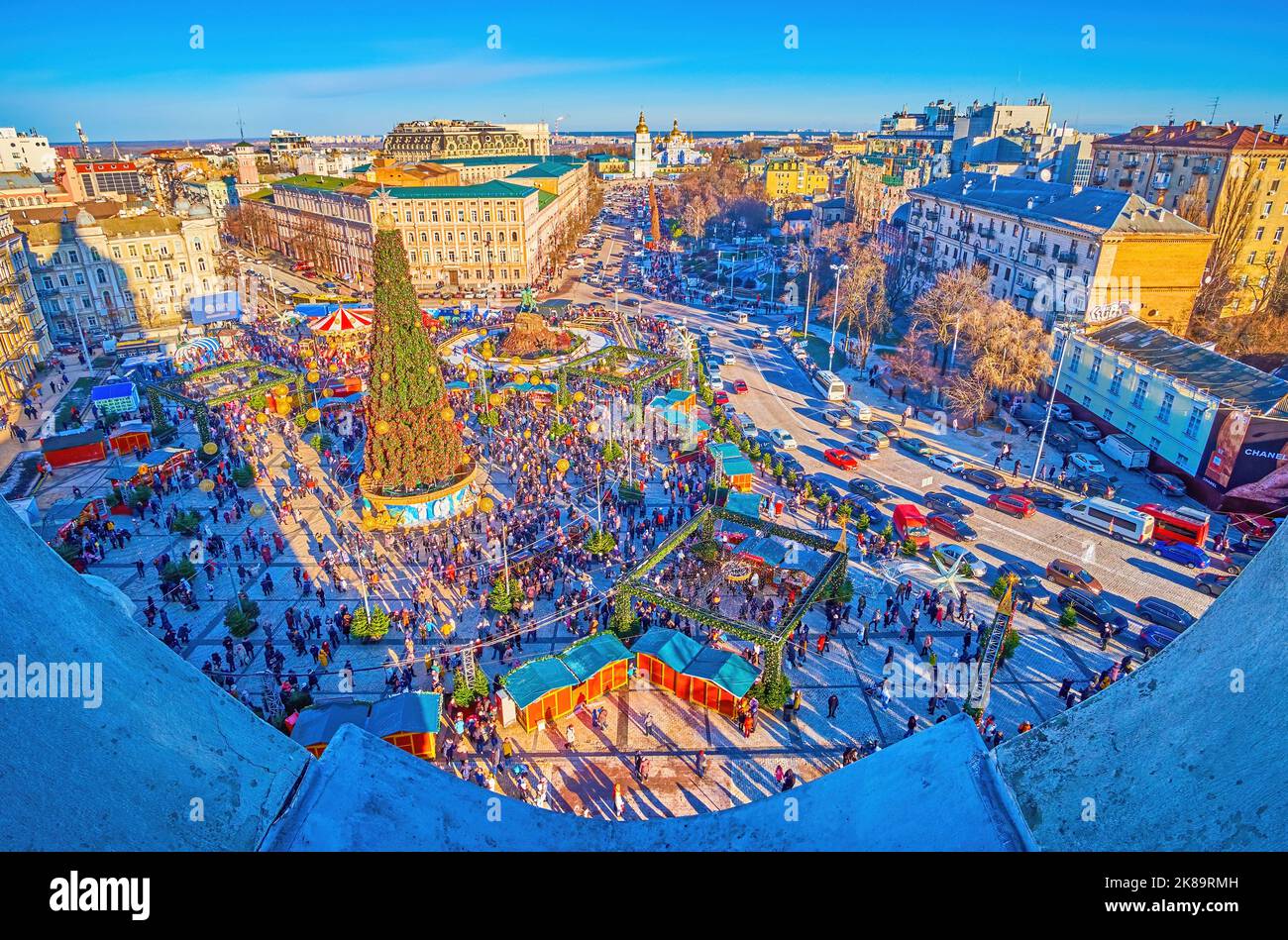 KIEV, UCRANIA - 2 DE ENERO de 2022: Panorama de la Feria de Navidad y principal árbol de Navidad de la torre del campanario de la Catedral de Santa Sofía, la Plaza de Sofía, en Janu Foto de stock