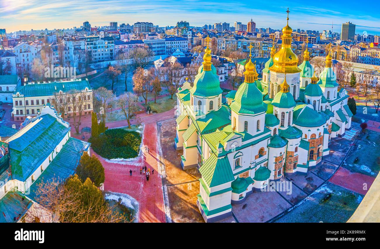 Vista panorámica del Santuario Nacional de Santa Sofía con la Catedral desde la parte superior de la Torre del Campanario durante el soleado día de invierno, Kiev, Ucrania Foto de stock
