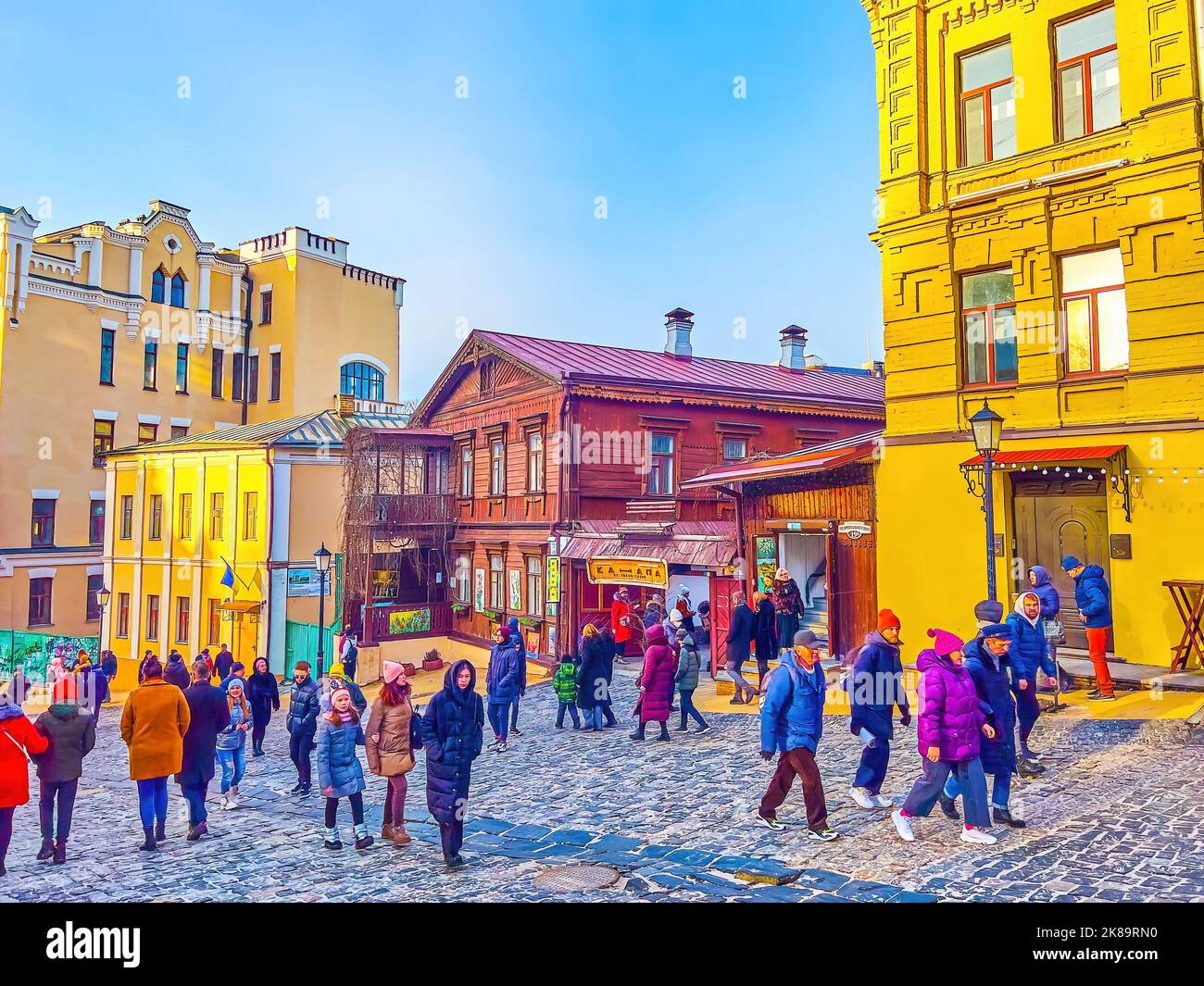 KIEV, UCRANIA - 2 DE ENERO de 2022: Paseo por el Descenso de Andrés entre edificios históricos conservados, en una de las partes más antiguas de la ciudad, el 2 de enero Foto de stock