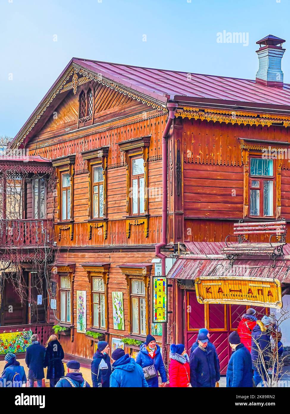 KIEV, UCRANIA - 2 DE ENERO de 2022: La histórica casa de madera del Descenso de Andrés sirvió como un popular restaurante turístico, el 2 de enero en Kiev, Ucrania Foto de stock