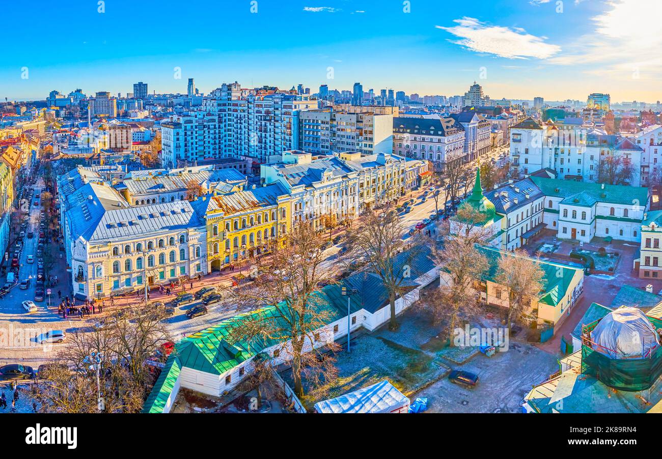 KIEV, UCRANIA - 2 DE ENERO de 2022: La vista superior del tráfico en la calle Volodymyrska desde el campanario de la Catedral de Santa Sofía, el 2 de enero en Kiev, Ukra Foto de stock