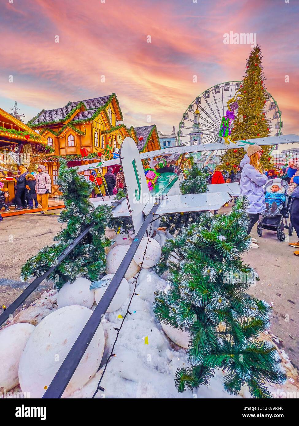 KIEV, UCRANIA - 2 DE ENERO de 2022: El callejón del mercado de Navidad en la plaza del contrato está decorado con el modelo vintage pequeño de la aeronave con la Navidad Foto de stock