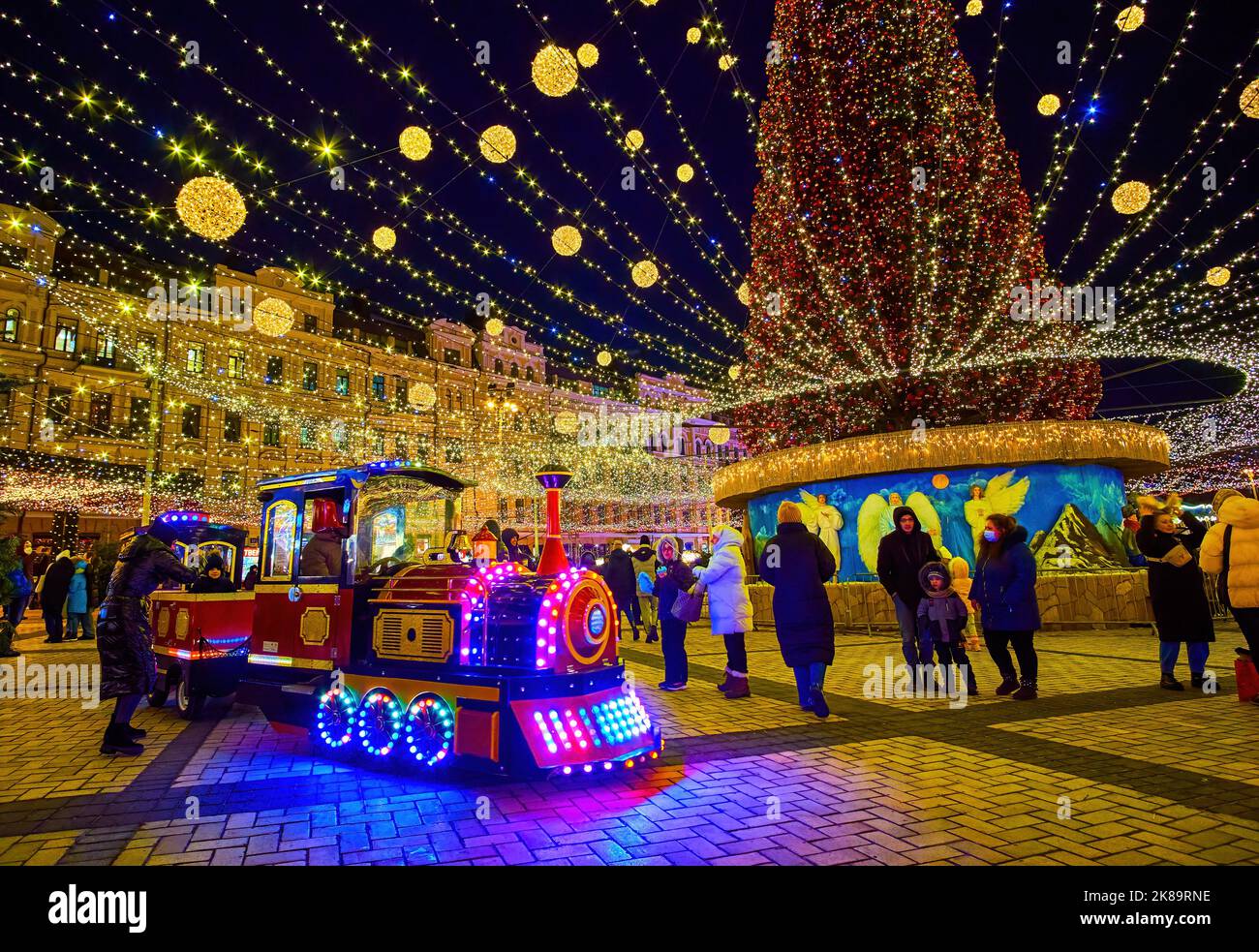 KIEV, UCRANIA - 28 DE DICIEMBRE de 2021: Explore las atracciones de la Feria de Navidad, Plaza Sophia, el 28 de diciembre en Kiev, Ucrania Foto de stock