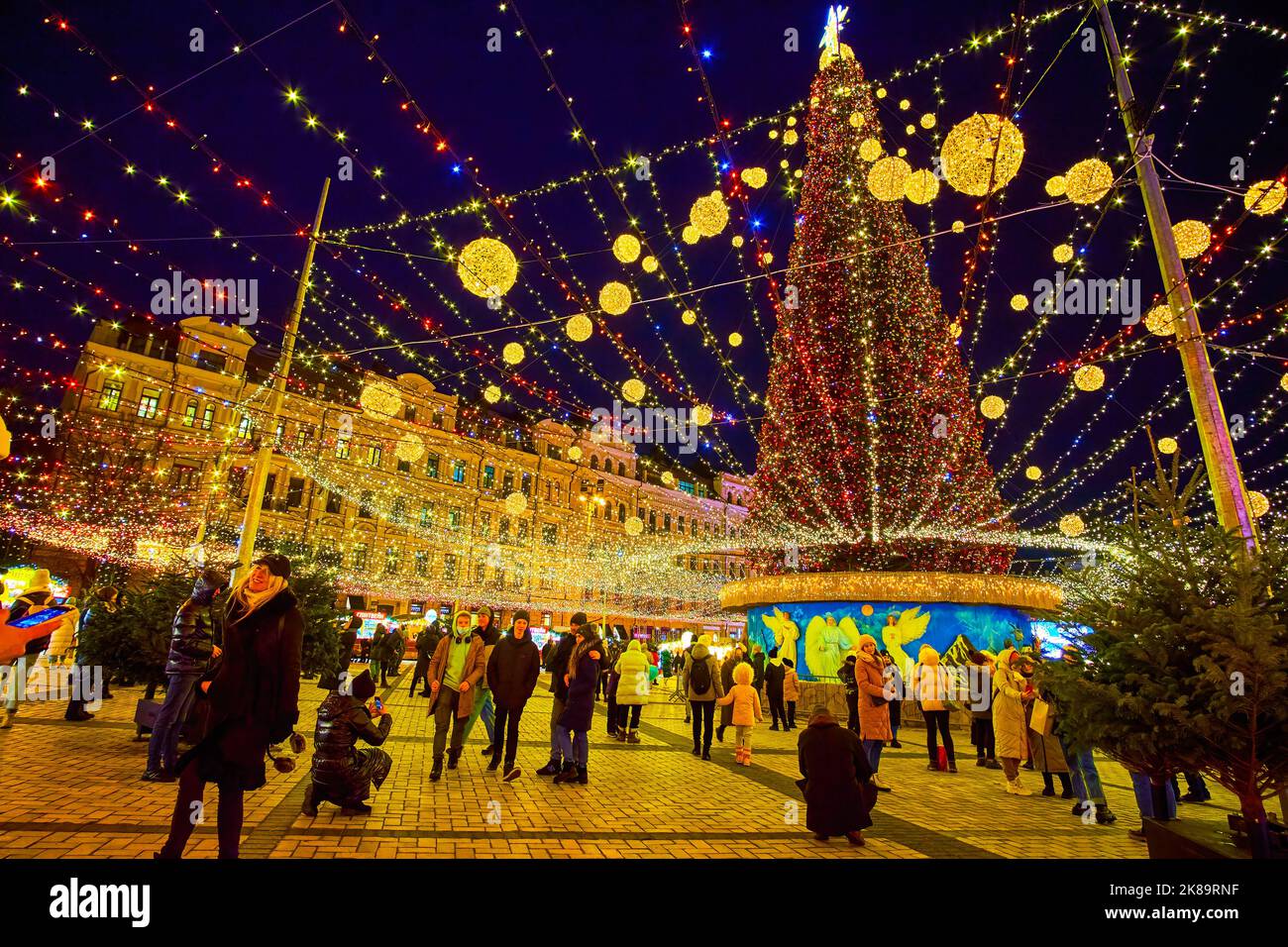 KIEV, UCRANIA - 28 DE DICIEMBRE de 2021: El principal árbol de Navidad en la Plaza de Sofía, el 28 de diciembre en Kiev, Ucrania Foto de stock