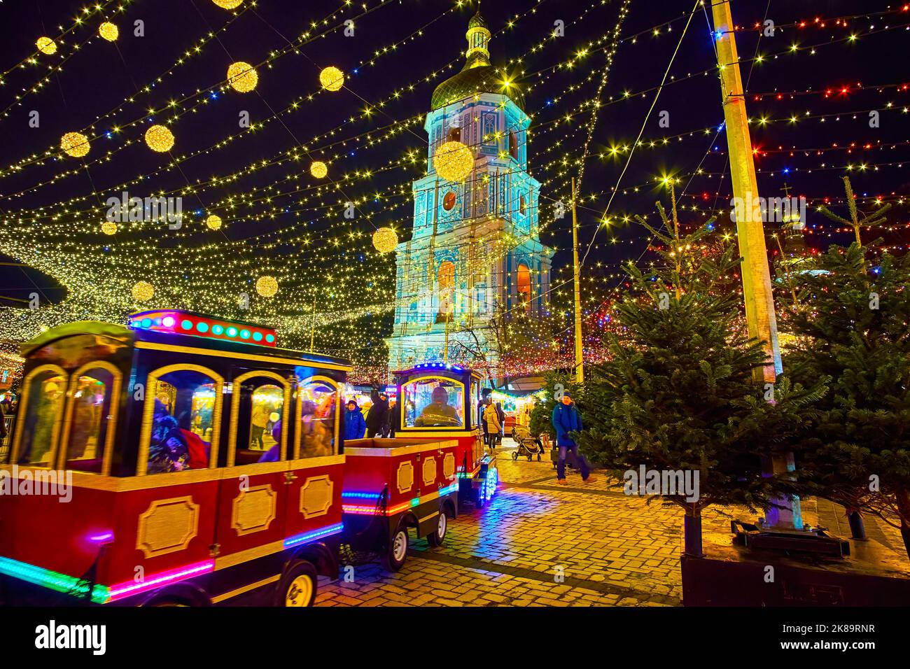 KIEV, UCRANIA - 28 DE DICIEMBRE de 2021: El tren turístico en la Feria de Navidad, Sophia Square, Kiev, Ucrania, el 28 de diciembre en Kiev, Ucrania Foto de stock