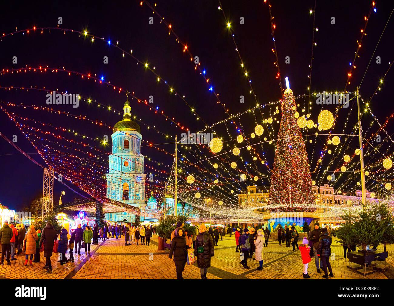 KIEV, UCRANIA - 28 DE DICIEMBRE de 2021: Panorama de la Feria de Navidad en la Plaza de Sofía, el 28 de diciembre en Kiev, Ucrania Foto de stock
