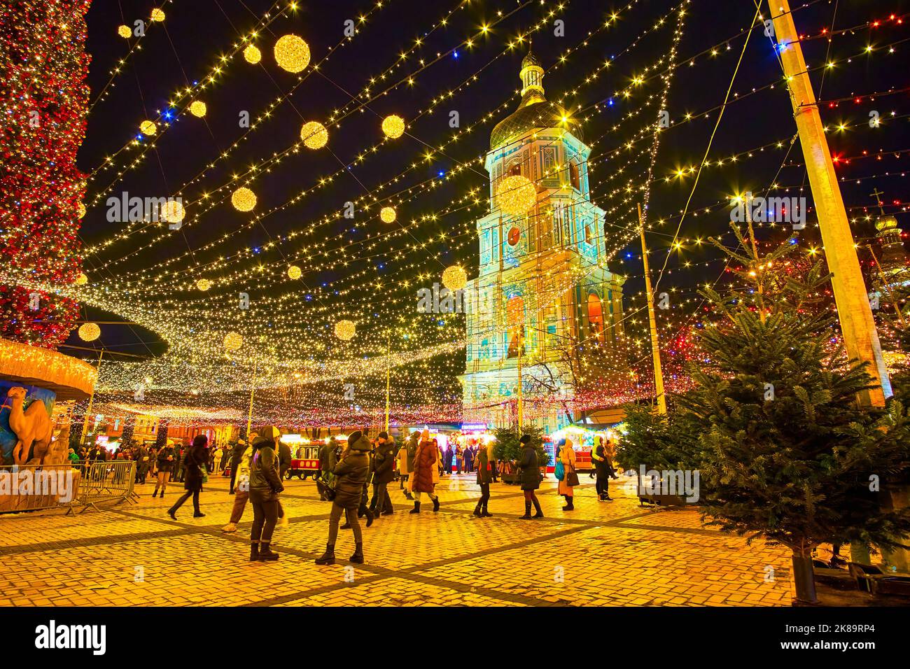 KIEV, UCRANIA - 28 DE DICIEMBRE de 2021: La gente camina alrededor del árbol de Navidad principal en la Feria de Navidad en la Plaza de Sofía, el 28 de diciembre en Kiev, Ucrania Foto de stock