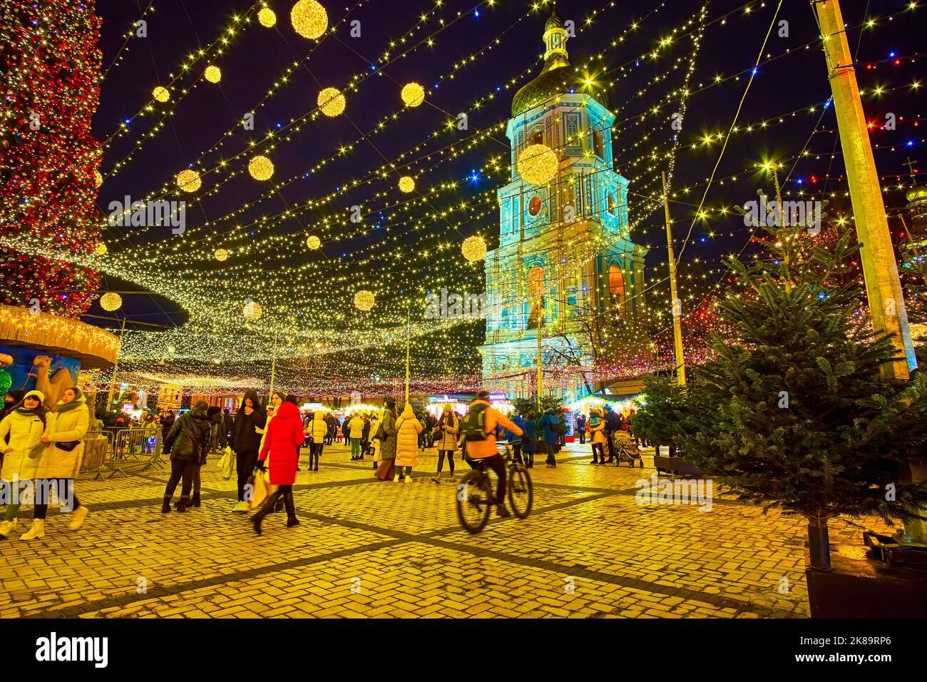 KIEV, UCRANIA - 28 DE DICIEMBRE de 2021: El árbol de Navidad principal y el campanario de la Catedral de Santa Sofía, el 28 de diciembre en Kiev, Ucrania Foto de stock