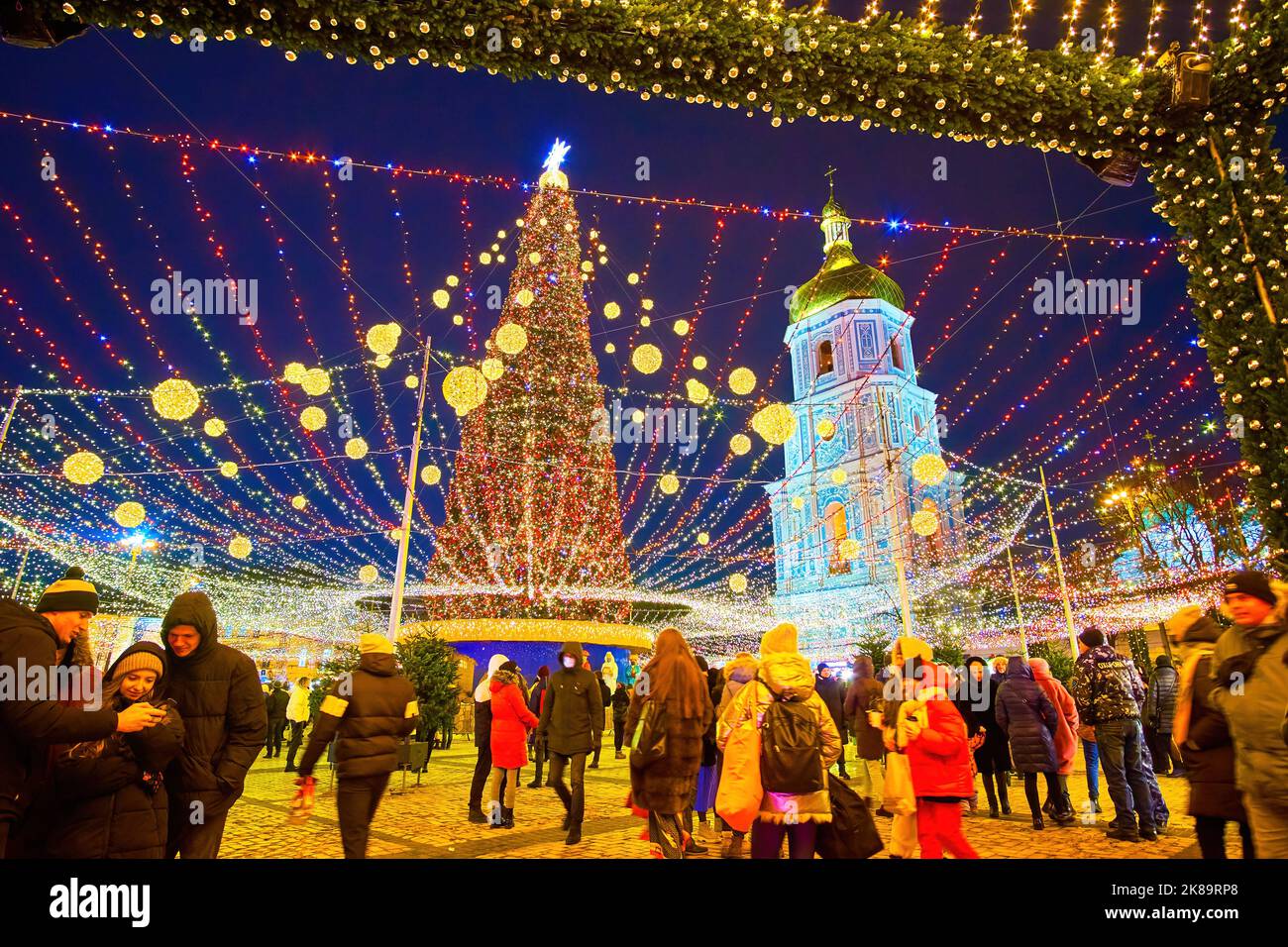 KIEV, UCRANIA - 28 DE DICIEMBRE de 2021: Tarde en la Plaza de Sofía con una vista sobre la puerta decorativa de la Feria de Navidad con el árbol de Navidad principal, en diciembre Foto de stock
