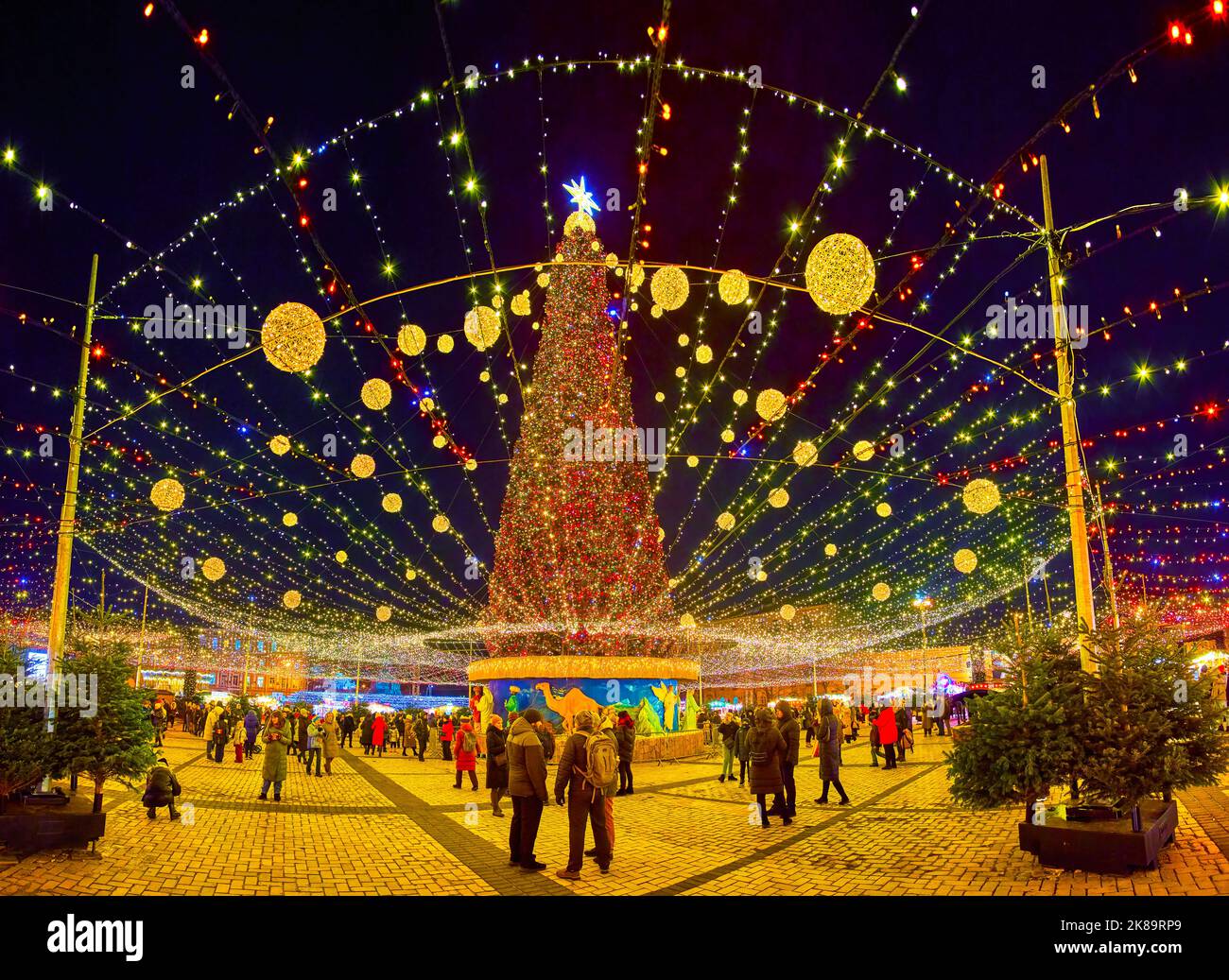 KIEV, UCRANIA - 28 DE DICIEMBRE de 2021: Panorama del árbol de Navidad principal en Kiev, el 28 de diciembre en Kiev, Ucrania Foto de stock