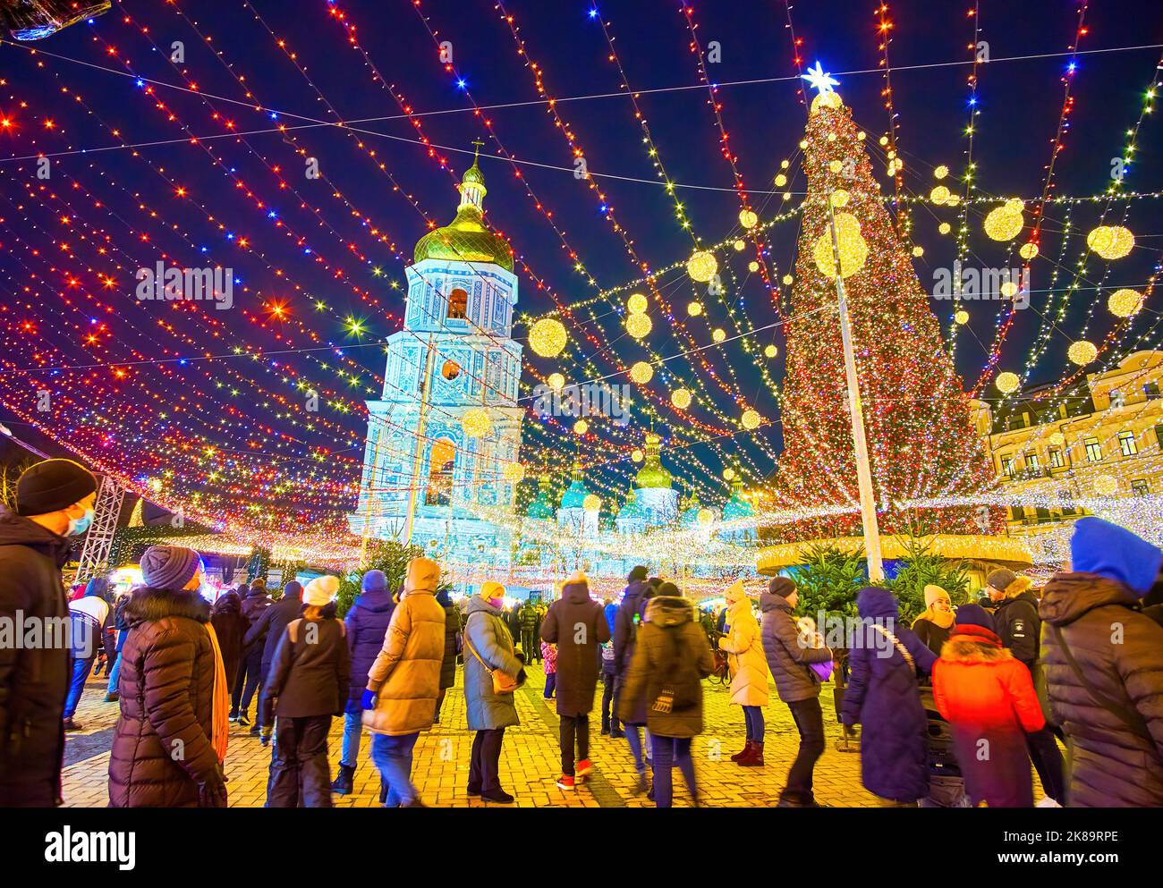 KIEV, UCRANIA - 28 DE DICIEMBRE de 2021: Tarde Sophia Plaza con el impresionante árbol de Navidad principal y el campanario de la Catedral de Santa Sofía en la brillante ciudad li Foto de stock