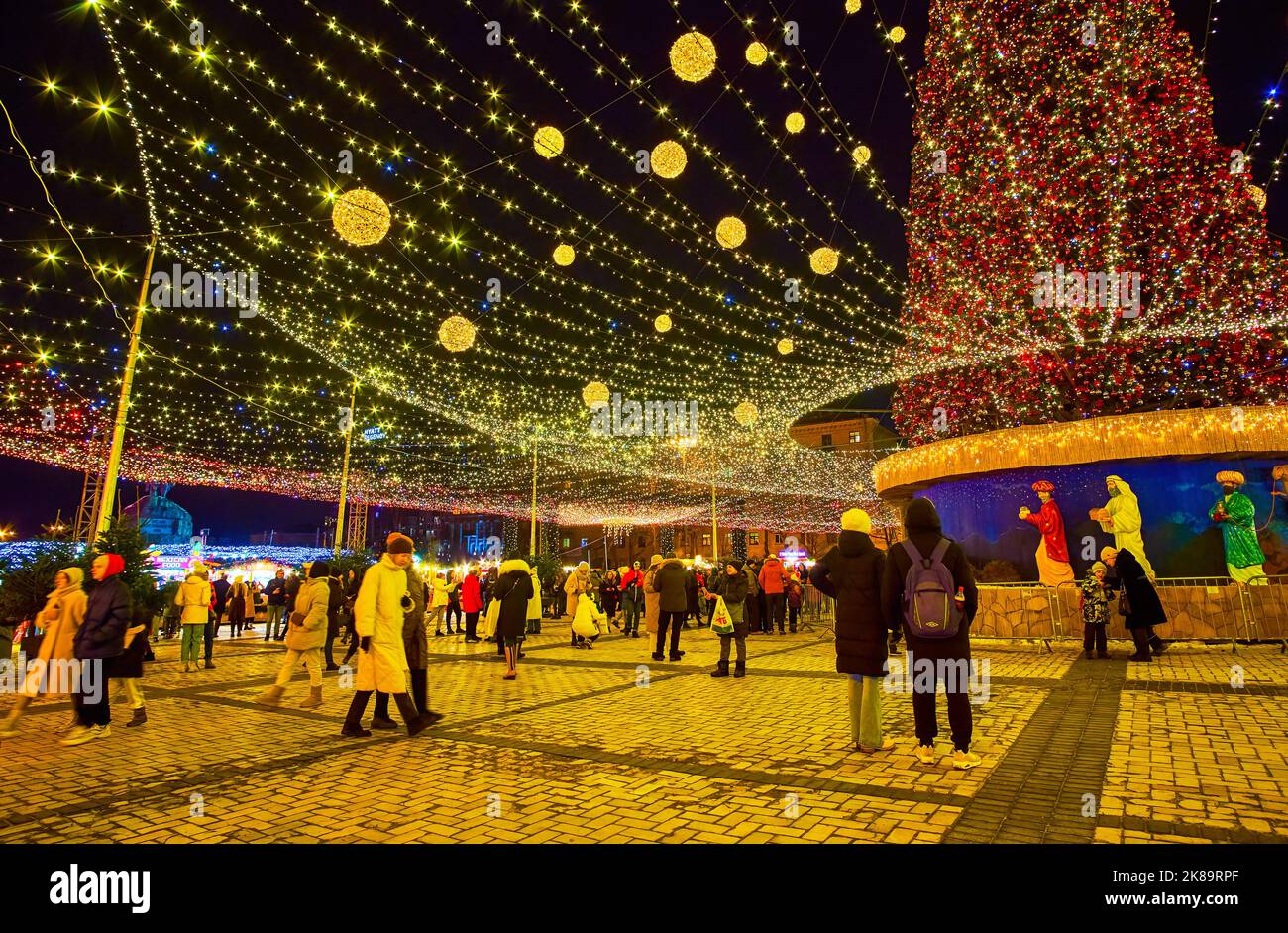 KIEV, UCRANIA - 28 DE DICIEMBRE de 2021: Ruidosa Fiesta de Navidad abarrotada en la Plaza de Sofía, el 28 de diciembre en Kiev, Ucrania Foto de stock