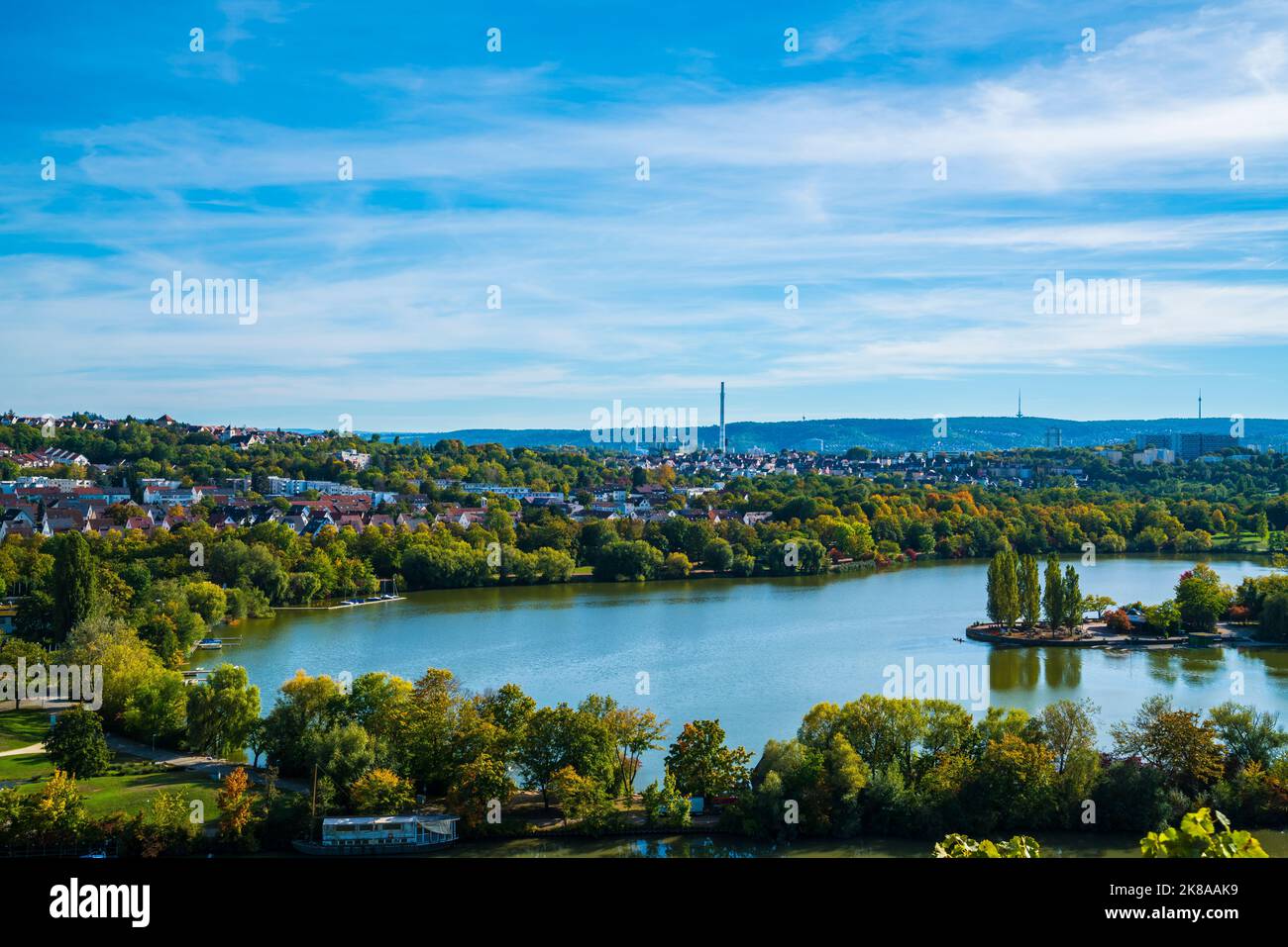 Alemania, Stuttgart vista panorámica aérea por encima del máximo ojo ver agua del lago neckar barcos y hermosas casas en otoño paisaje natural en hofen, moe Foto de stock