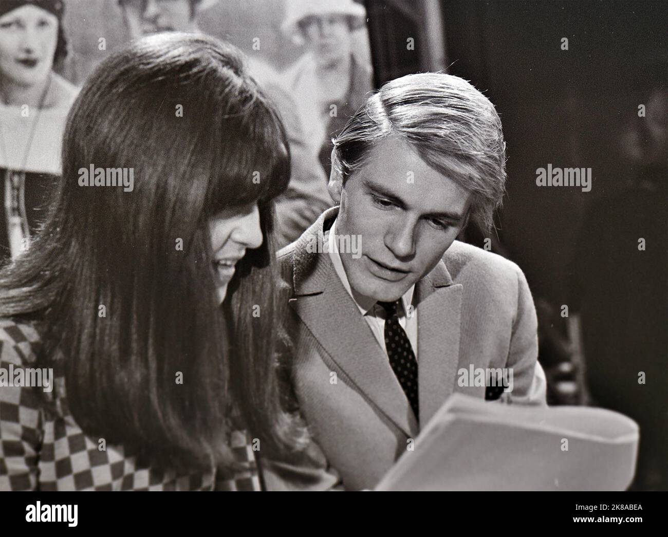 ADAM FAITH cantante pop Inglés en marzo de 1966 en Ready,Steady,Go ! Con la presentadora Cathy McGowan Foto: Tony Gale Foto de stock