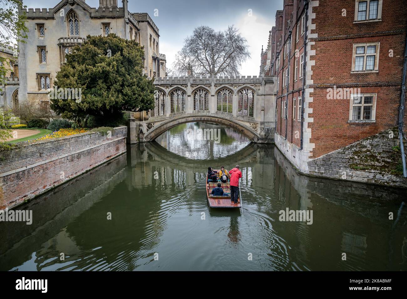 Estudiantes y turistas Punteando en el río Cam en Cambridge con vistas a los colegios y universidades Foto de stock