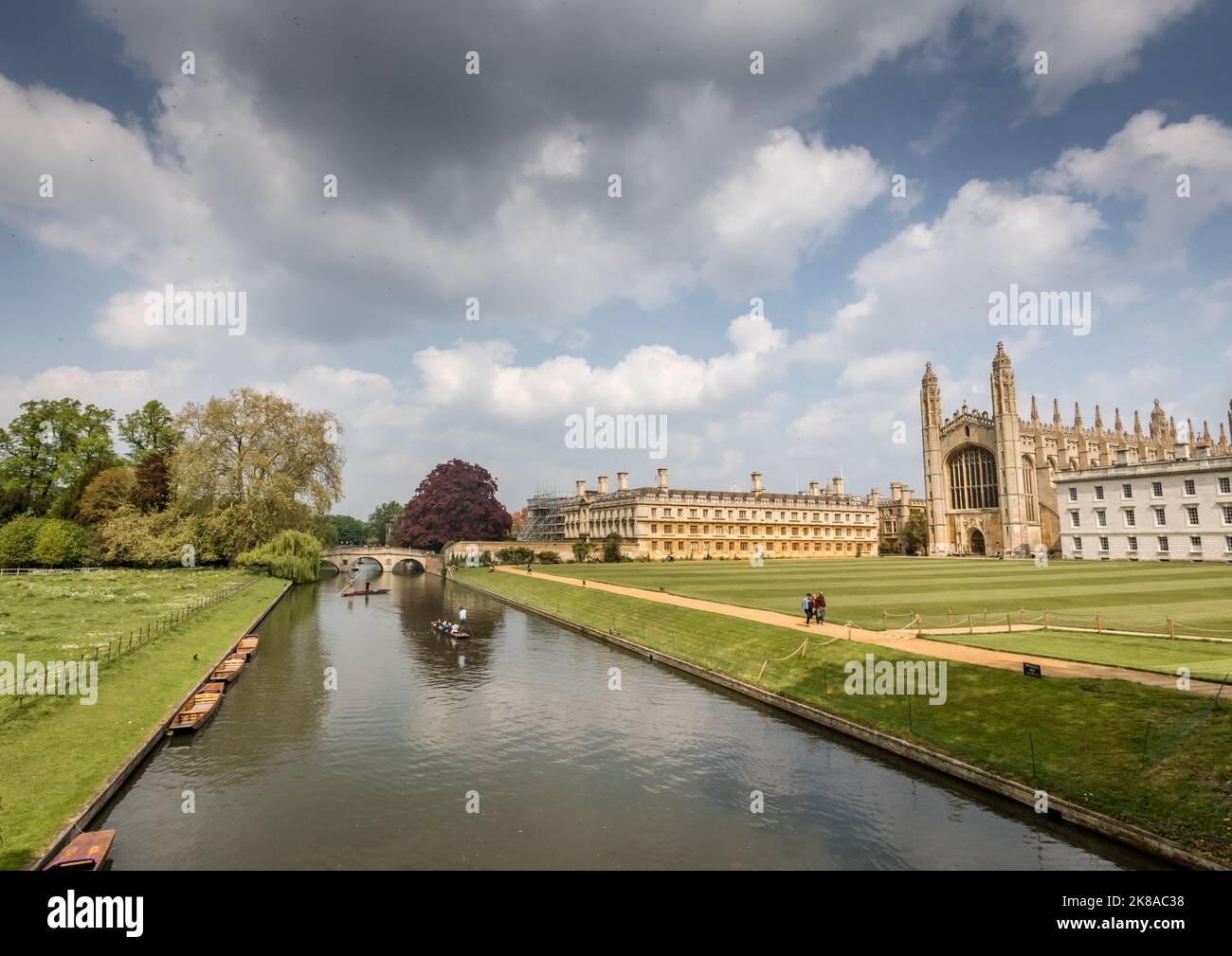 Estudiantes y turistas Punteando en el río Cam en Cambridge con vistas a los colegios y universidades Foto de stock