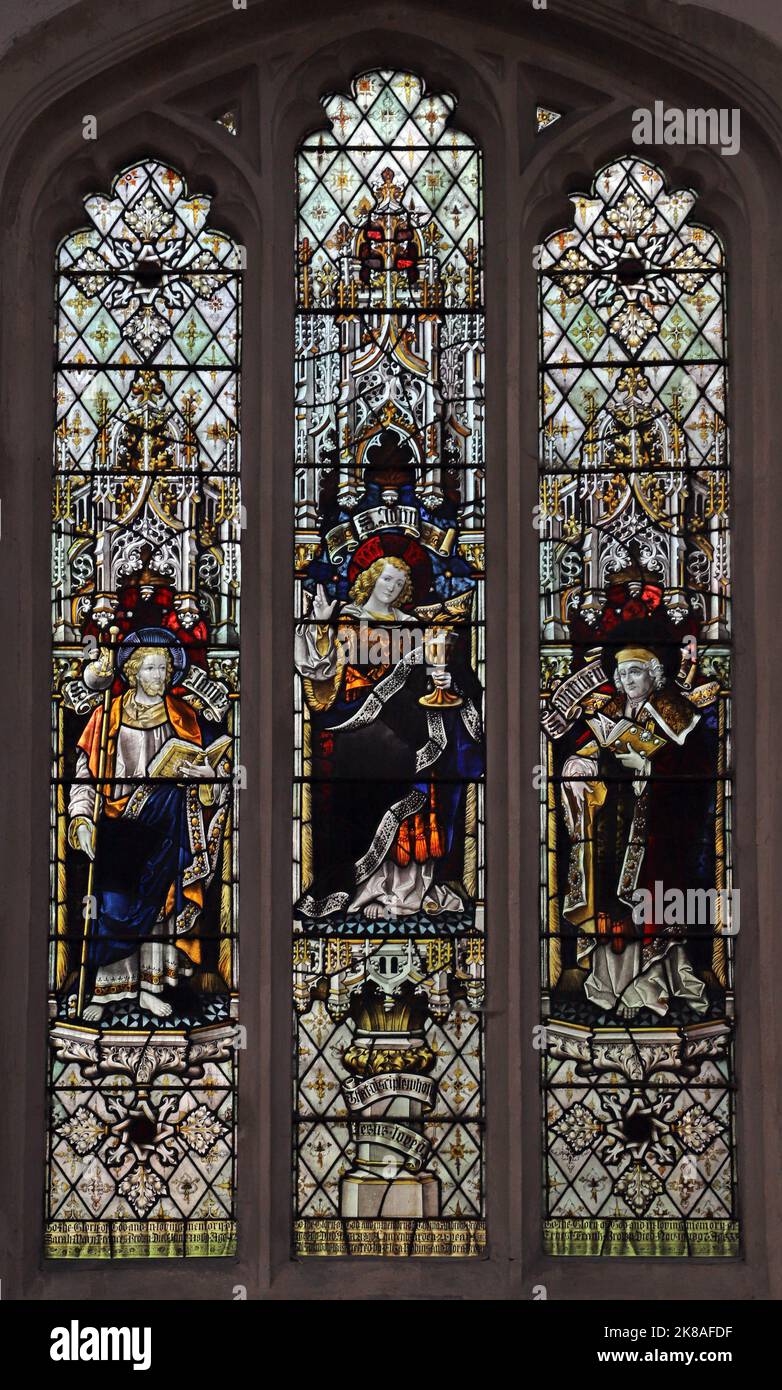 Vitral por Percy Bacon & Brothers representando a Santos James, John & Matthew, Iglesia de San Andrés, Isleham, Cambridgeshire Foto de stock