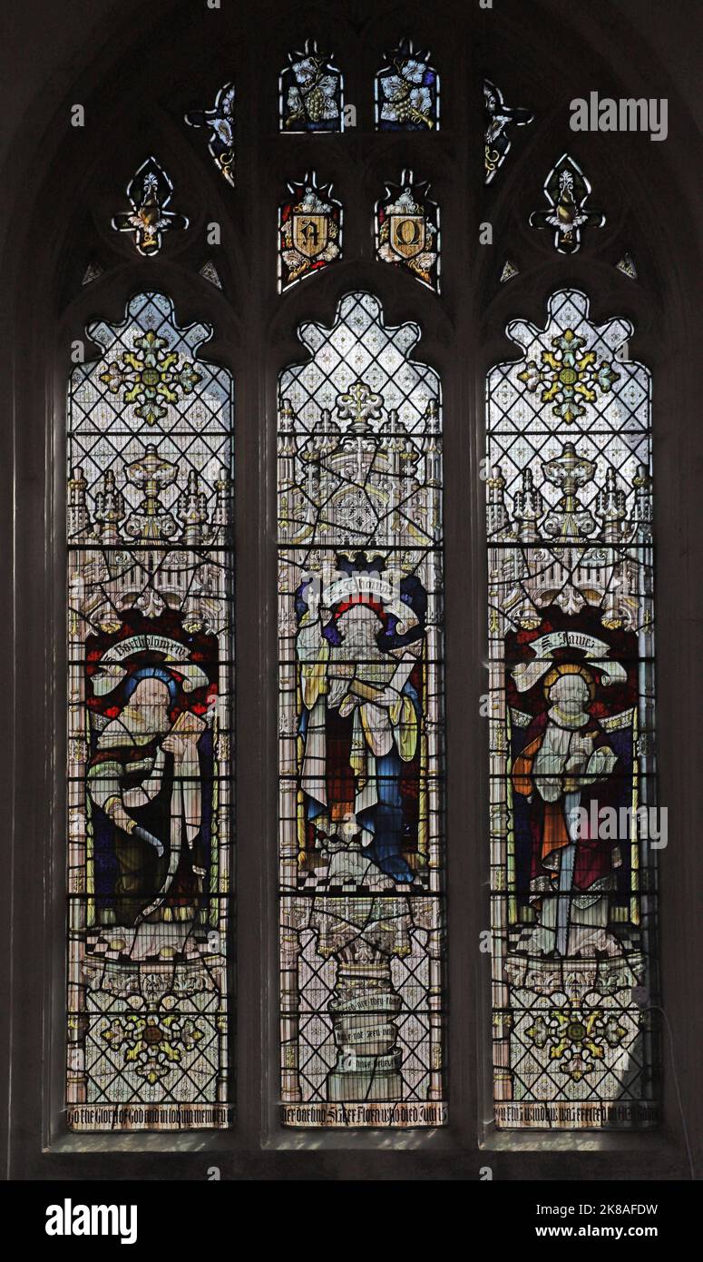 Vitral de Percy Bacon y hermanos que representan a Santos Bartolomé, Thomas y James, Iglesia de San Andrés, Isleham, Cambridgeshire Foto de stock