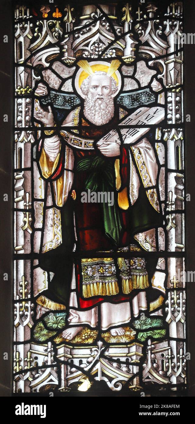 Vitral por Percy Bacon & Brothers representando a Moisés con las tablas de piedra, la Iglesia de San Chad, Bensham, Gateshead Foto de stock