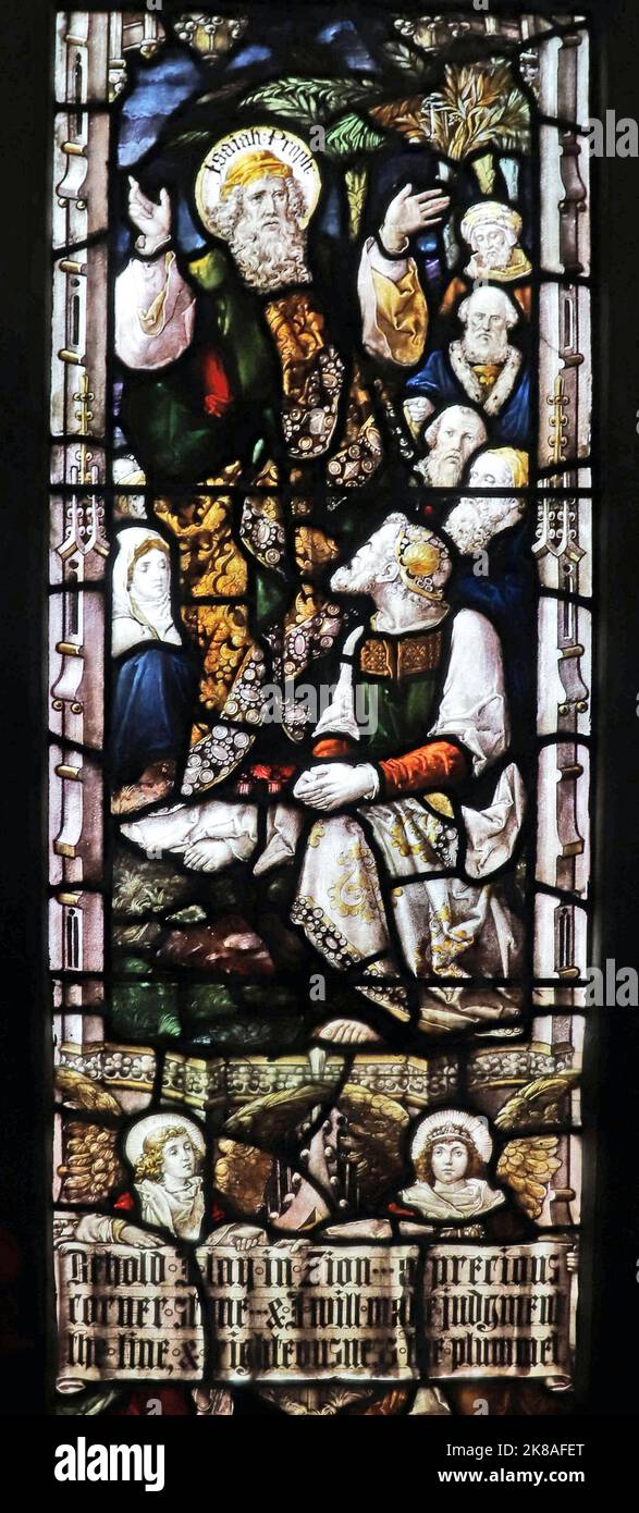 Vitral por Percy Bacon y hermanos que representan al profeta Isaías, Iglesia de San Chad, Bensham, Gateshead, Tyne & Wear, Inglaterra Foto de stock