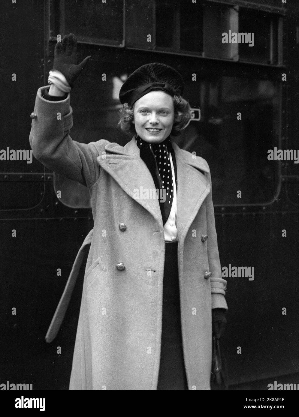 Anna Neagle La actriz inglesa Anna Neagle, la actriz británica, llegó a la estación de Waterloo en 1930s 1937 Foto de stock