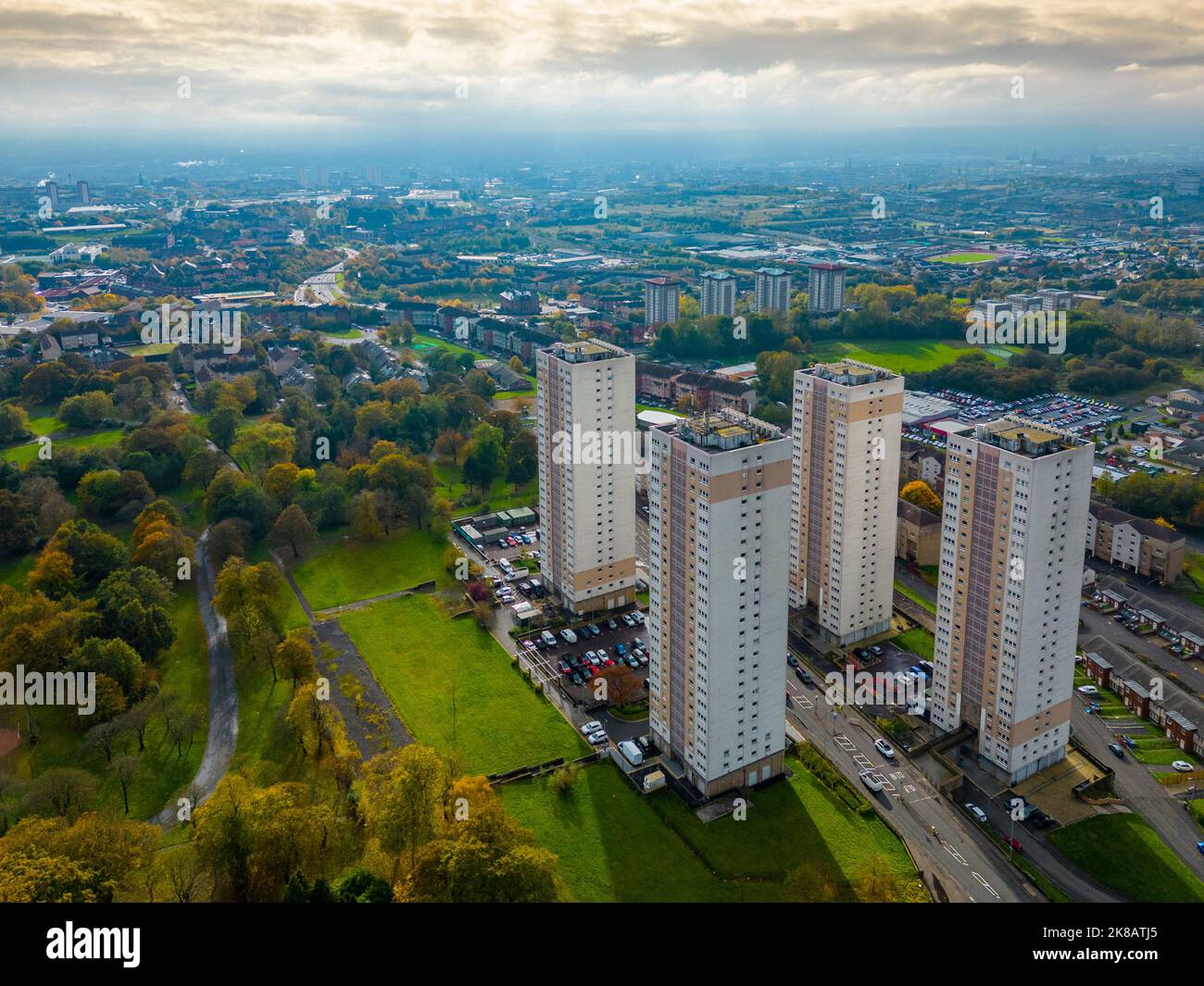 Vista aérea de bloques altos de apartamentos en Springburn en Glasgow, Escocia, Reino Unido Foto de stock