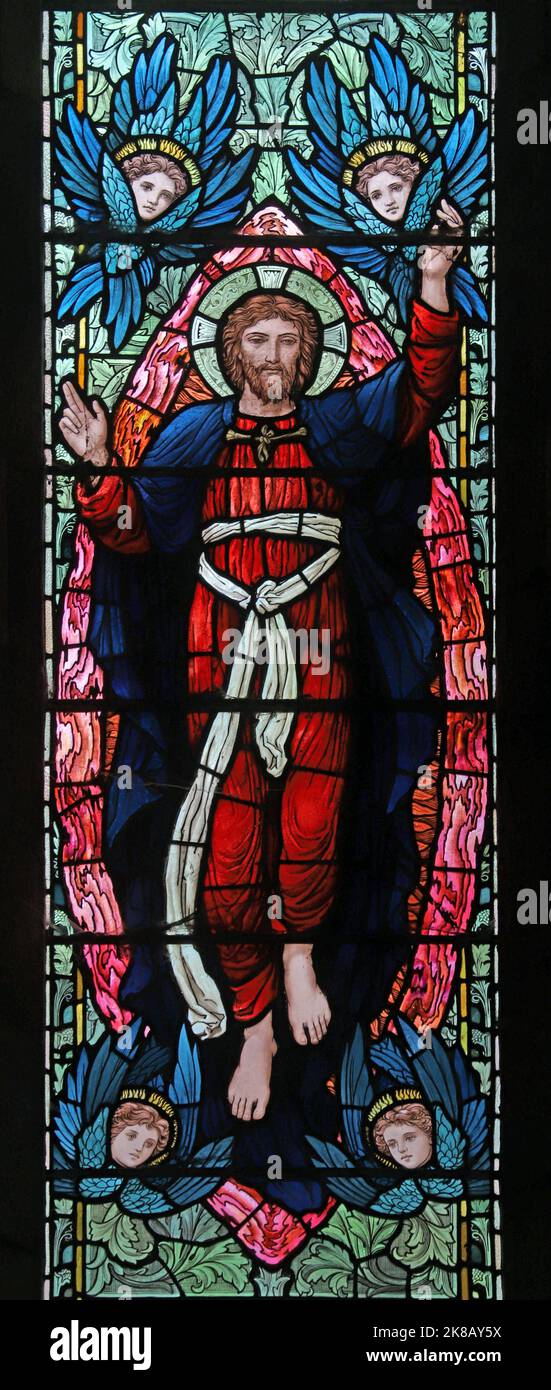 Una vidriera por Henry Holiday que representa la Ascensión de Cristo, Santísima Trinidad, Casterton cerca de Kirkby Lonsdale, Cumbria Foto de stock