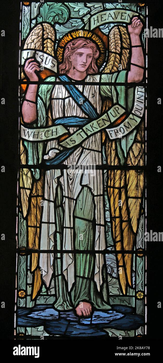 Una vidriera que representa un ángel con las palabras de Hechos; La ascensión de Cristo, por Henry Holiday, Santísima Trinidad, Casterton, Cumbria Foto de stock