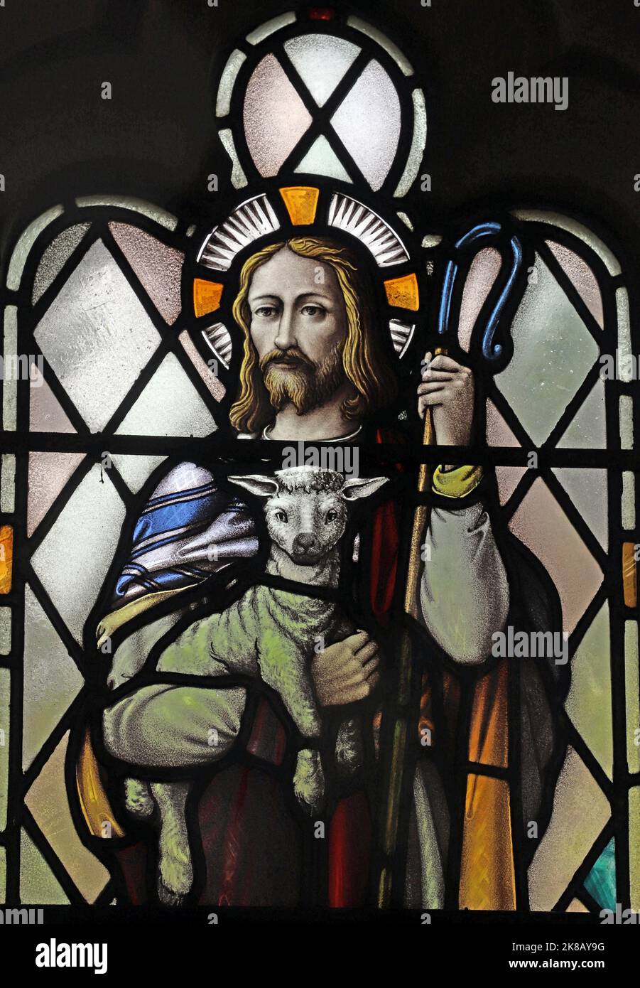 Una vidriera de Shrigley & Hunt de Lancaster que representa a Jesús el Buen Pastor, la Iglesia de San James el Menos, Tatham cerca de Lancaster, Lancashire Foto de stock