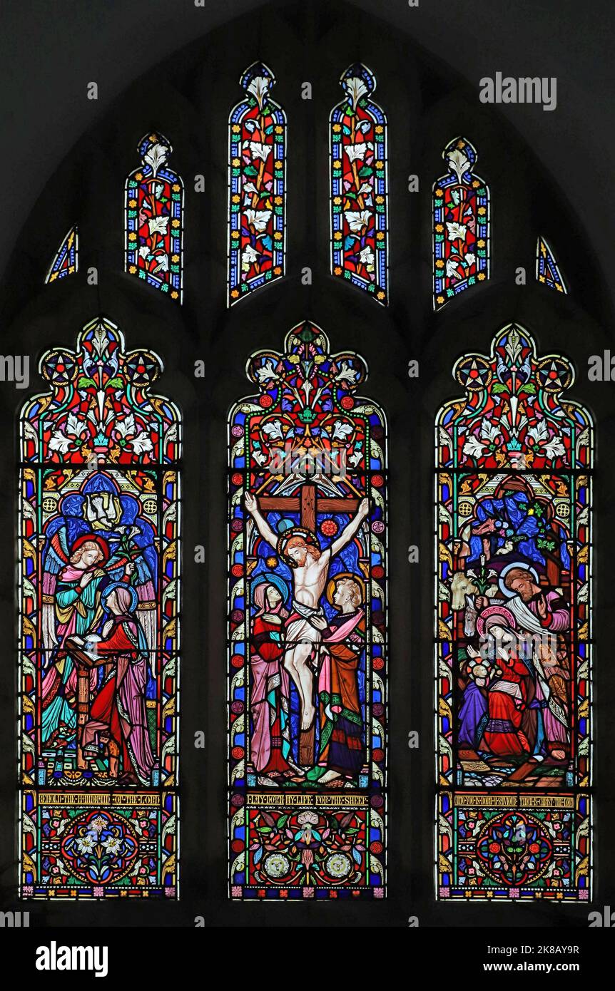Una vidriera de Lavers y Barraud 1861 que representa la Anunciación a la Virgen María, la Crucifixión y la Natividad, Iglesia de San Juan el Evan Foto de stock