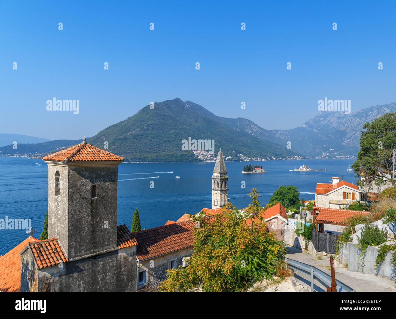 Vista sobre la Bahía de Kotor, Perast, Montenegro Foto de stock