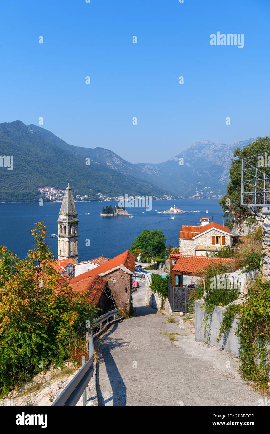 Vista sobre la Bahía de Kotor, Perast, Montenegro Foto de stock