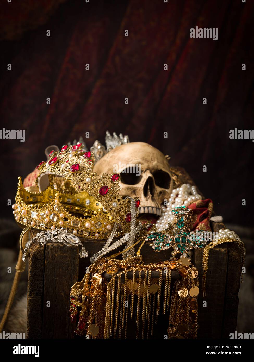 Imagen romántica de un cofre del tesoro lleno de joyas, joyas preciosas y coronas de oro del rey Foto de stock