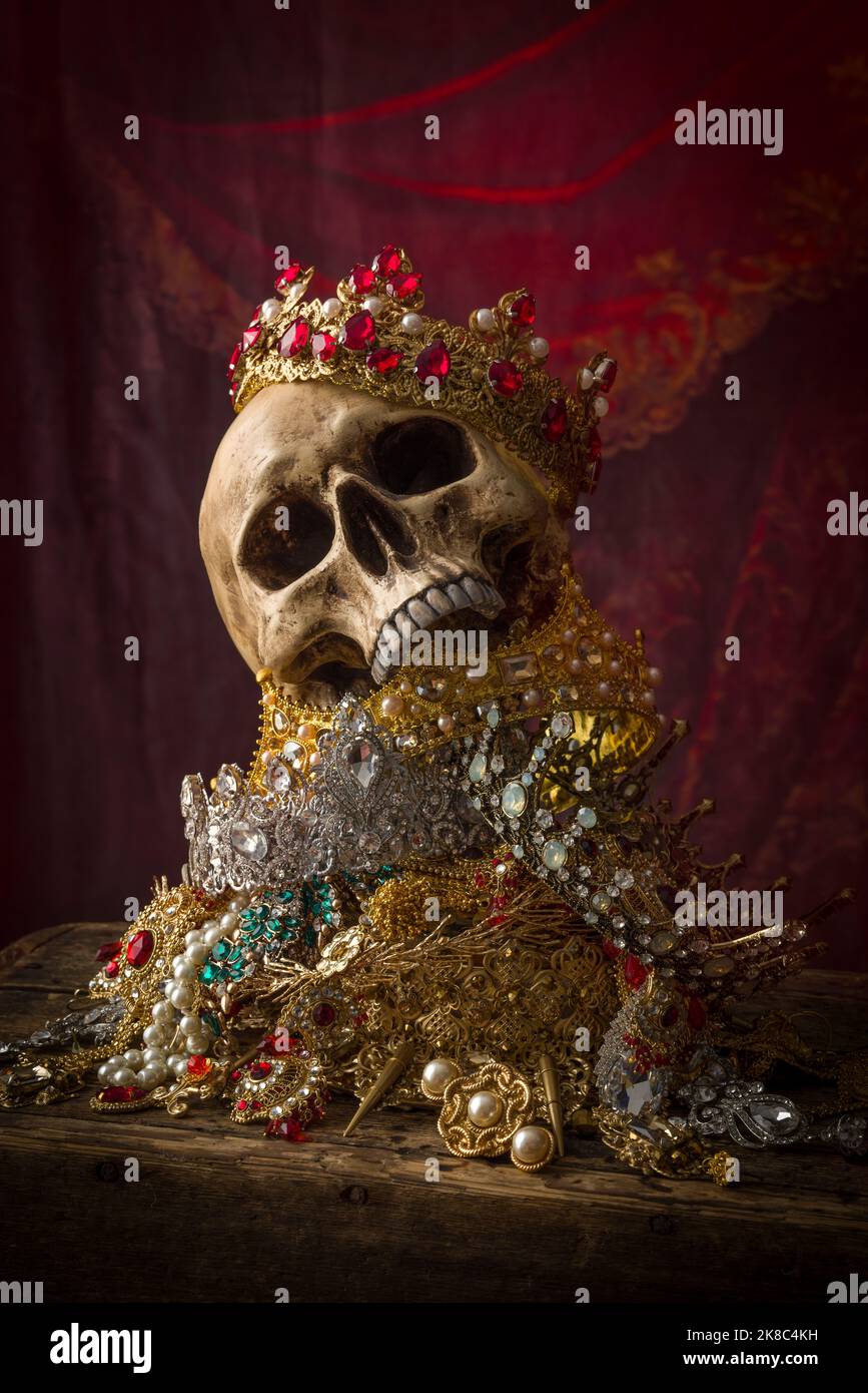 Imagen romántica de un cofre del tesoro lleno de joyas, joyas preciosas y coronas de oro del rey Foto de stock