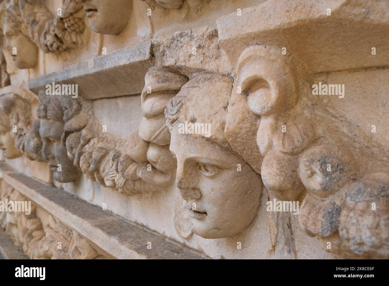 Máscara griega esculpida recuperada de las ruinas del teatro de Afrodisias antigua ciudad de Aydin, Turquía Foto de stock