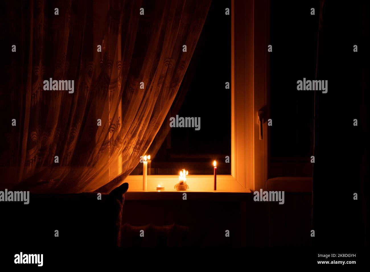 Velas en la ventana en un apartamento en Ucrania, Ucrania sin electricidad  debido a la guerra, un apartamento sin luz, la luz de una vela en el  Fotografía de stock - Alamy