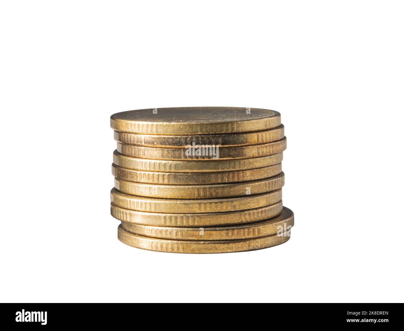 Una pila de 10 monedas doradas sobre fondo blanco con ruta de recorte Foto de stock
