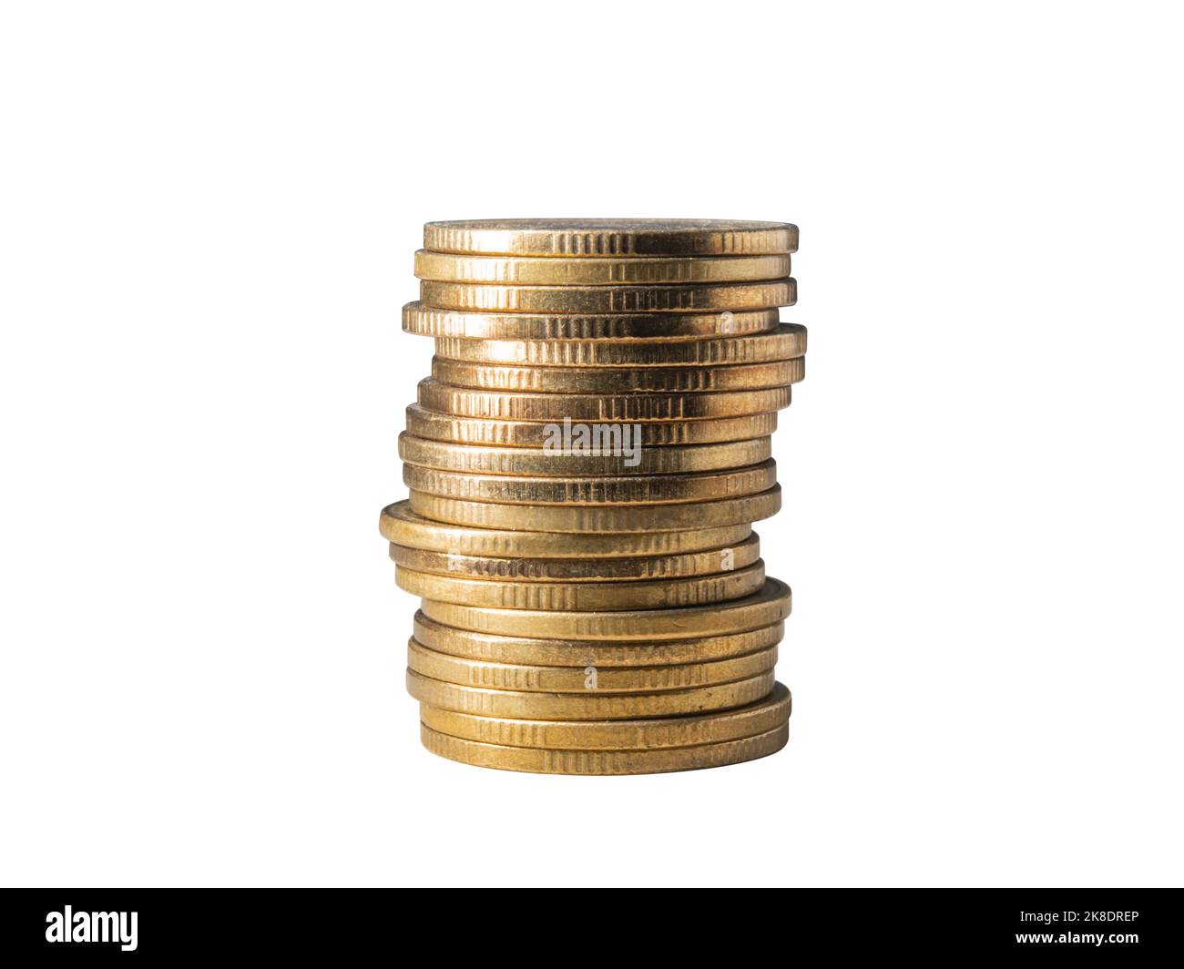 Una pila de 20 monedas doradas sobre fondo blanco con ruta de recorte Foto de stock